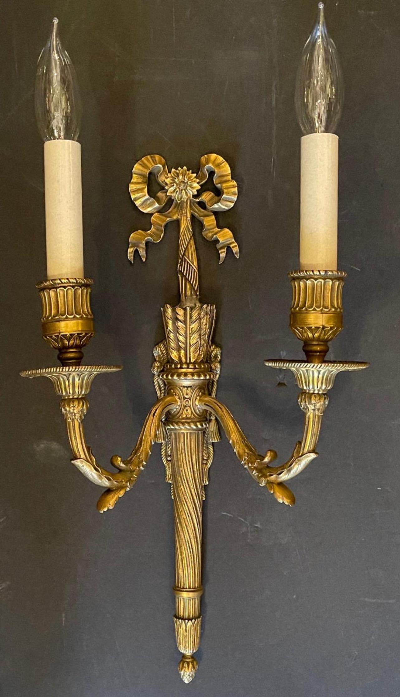Néoclassique Merveilleuse paire d'appliques à deux lumières Caldwell en bronze doré avec nœud de torchère en vente