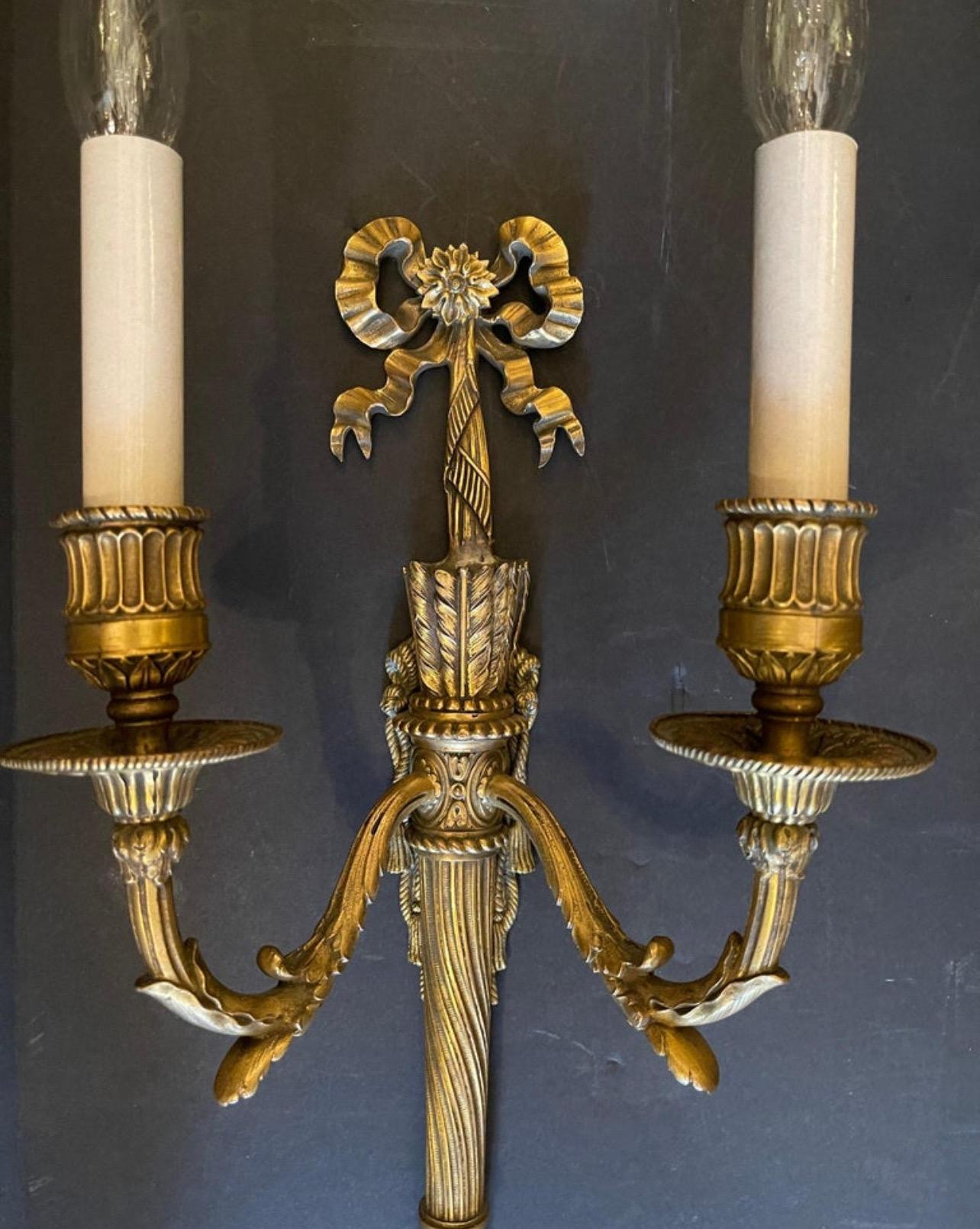Français Merveilleuse paire d'appliques à deux lumières Caldwell en bronze doré avec nœud de torchère en vente
