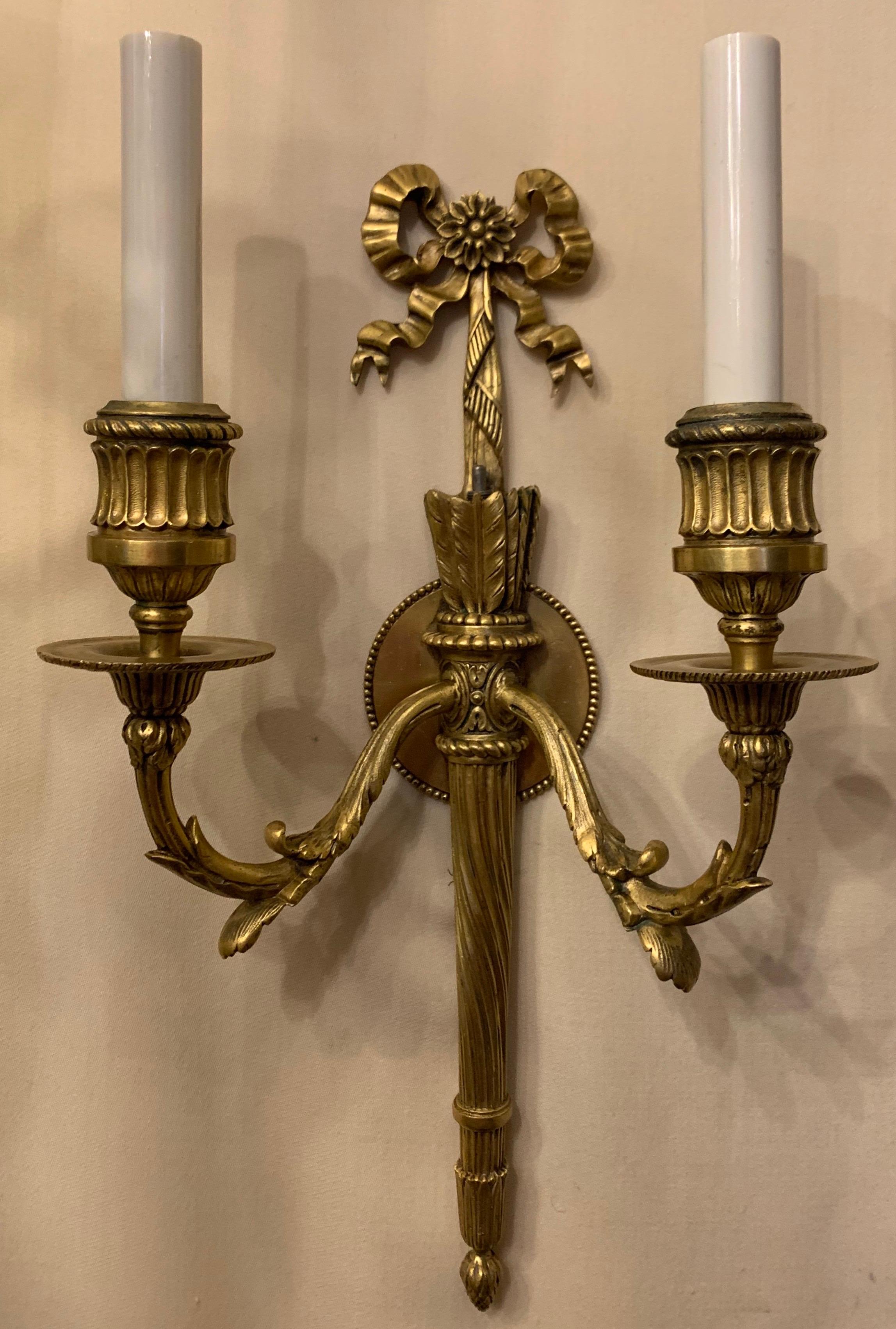 Meravigliose torchiere francesi in bronzo dorato a due luci Caldwell, coppia In condizioni buone in vendita a Roslyn, NY