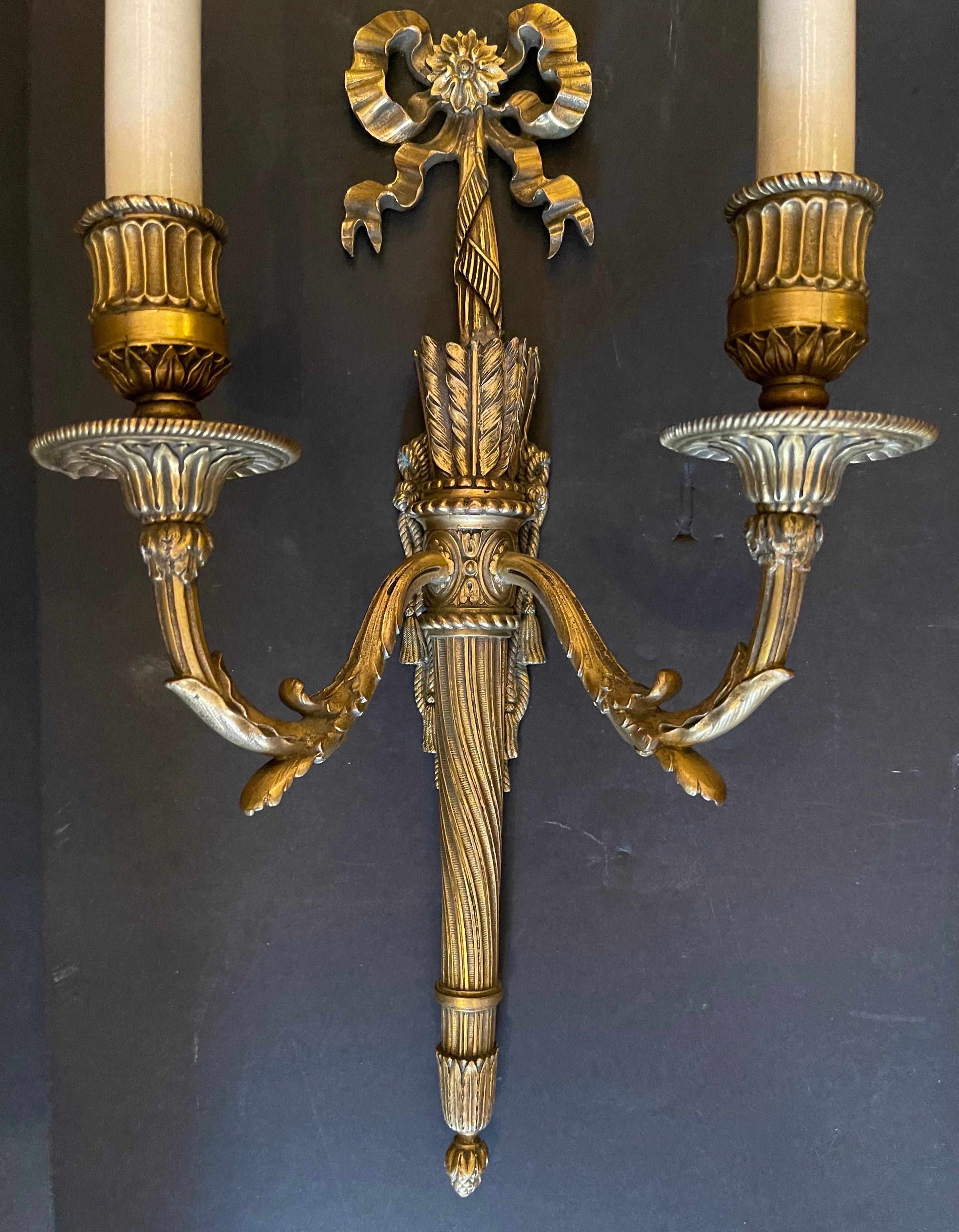 Merveilleuse paire d'appliques à deux lumières torchères Caldwell Dor en bronze doré avec nœud papillon Bon état à Roslyn, NY