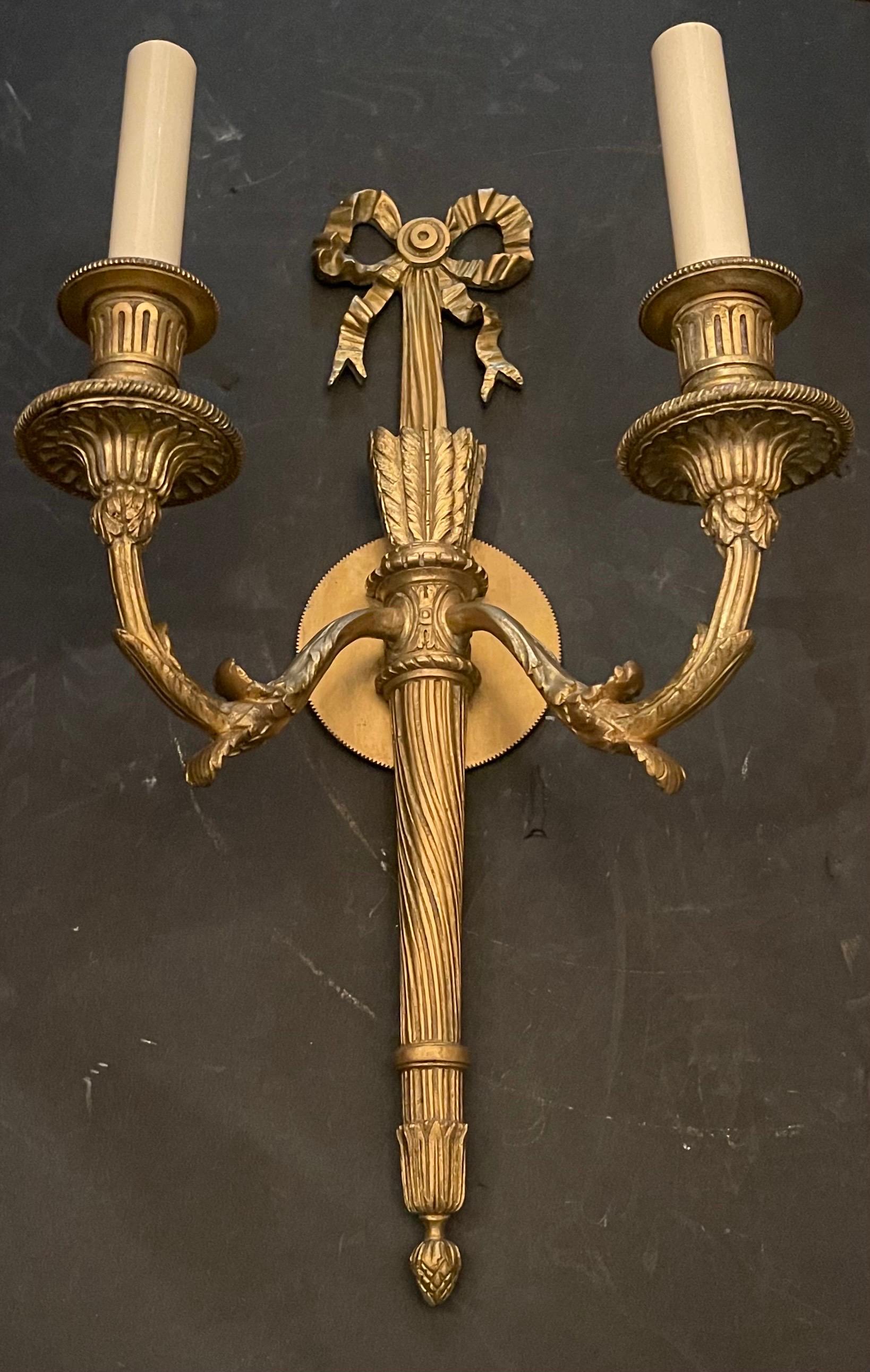 Wunderschönes Paar französischer vergoldeter Doré-Bronze Bogenleuchter Caldwell Zwei-Licht-Konsolen (Vergoldet) im Angebot