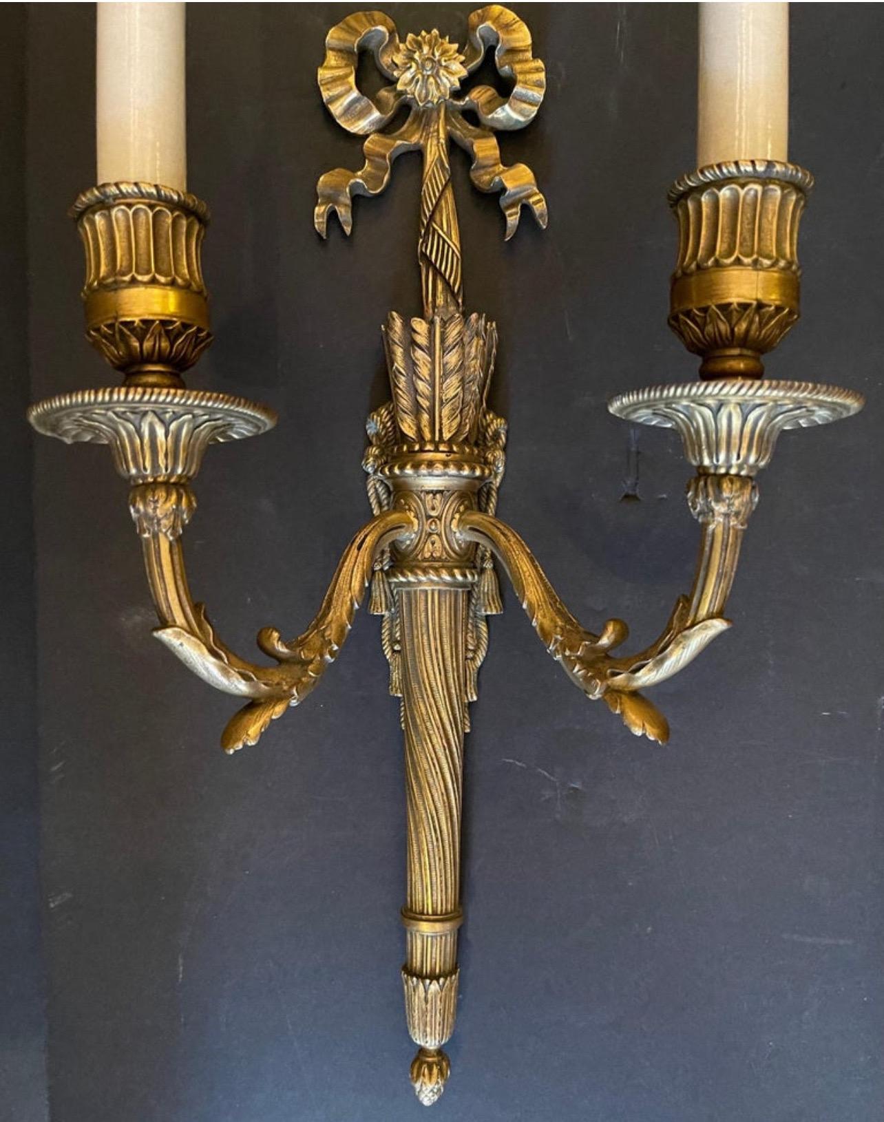 Merveilleuse paire d'appliques à deux lumières Caldwell en bronze doré avec nœud de torchère Bon état - En vente à Roslyn, NY
