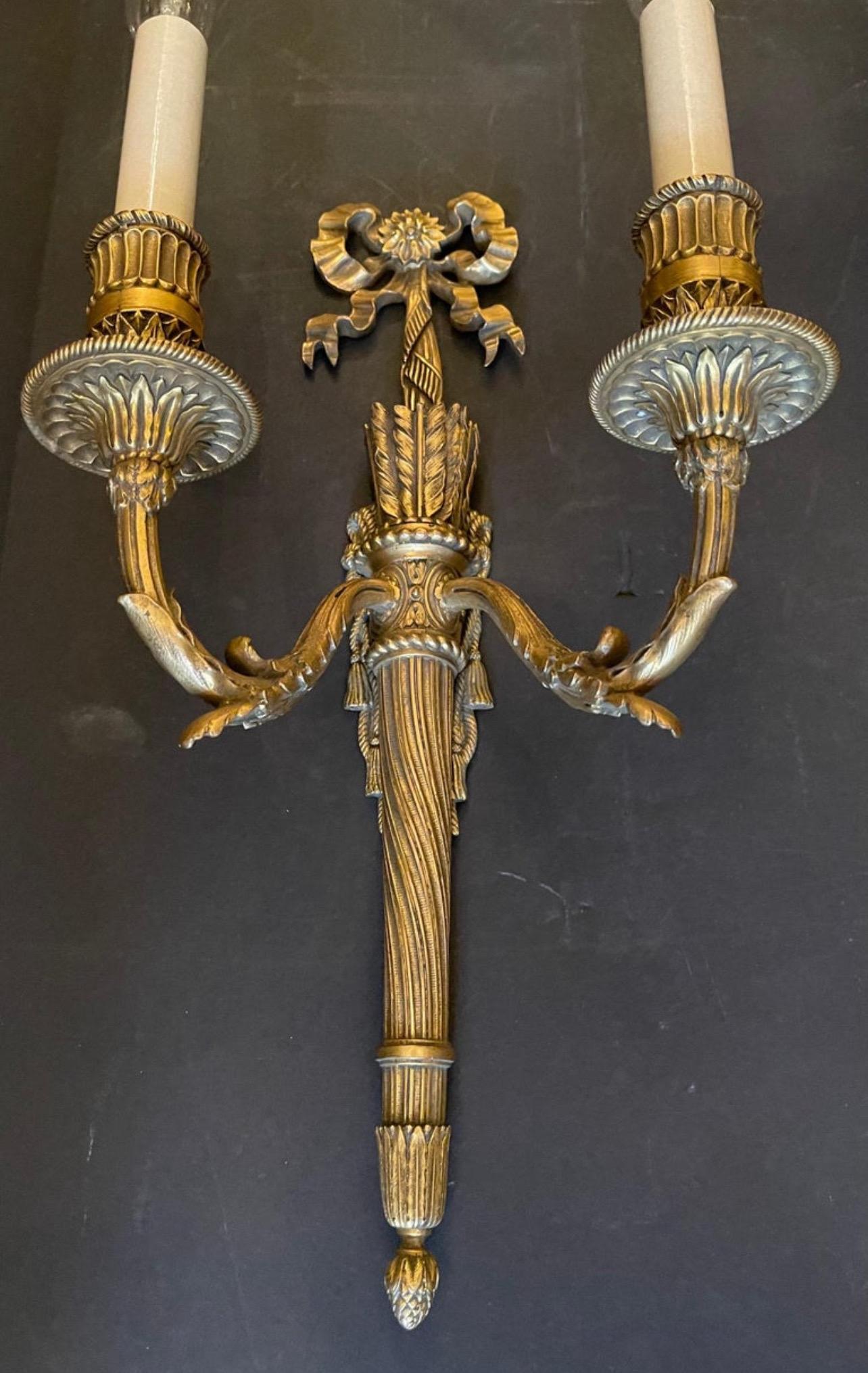 20ième siècle Merveilleuse paire d'appliques à deux lumières Caldwell en bronze doré avec nœud de torchère en vente