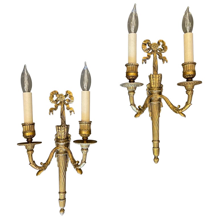 Merveilleuse paire d'appliques à deux lumières torchères Caldwell Dor en  bronze doré avec nœud papillon En vente sur 1stDibs