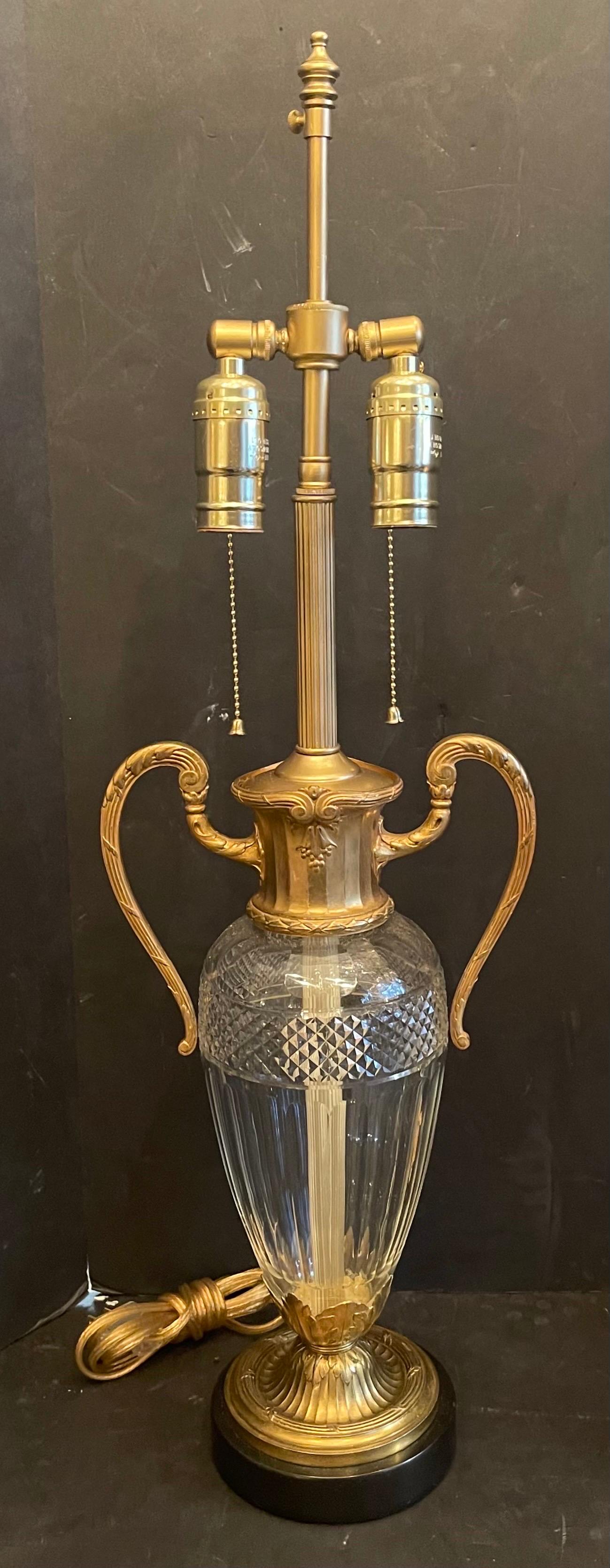 Maravillosa Pareja De Lámparas Francesas Doradas Dore Bronce Cristal Tallado Forma De Urna Montadas En Ormolu Francés en venta