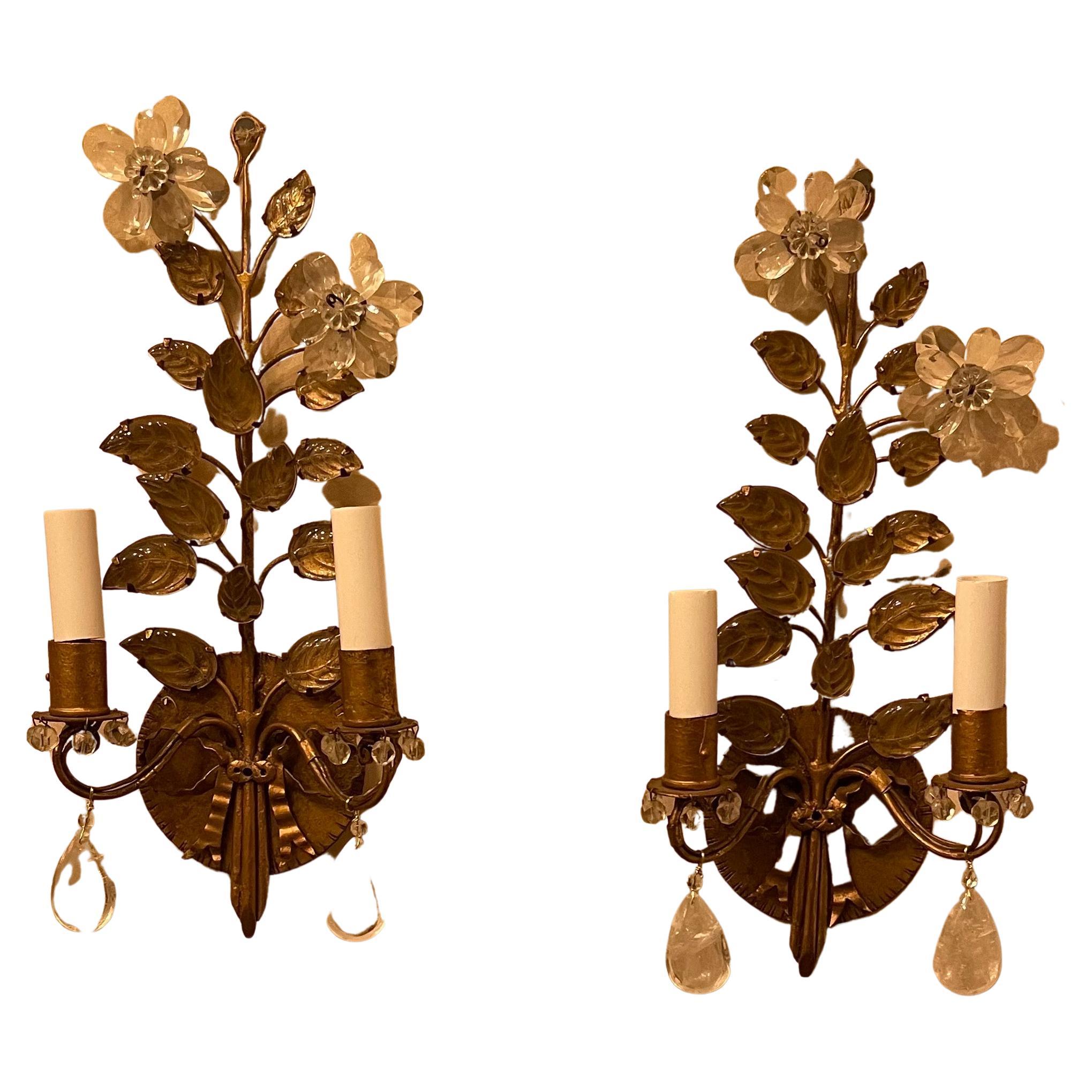 Merveilleuse paire d'appliques françaises en forme de bouquet de feuilles en or doré et cristal de roche avec ruban Bagus