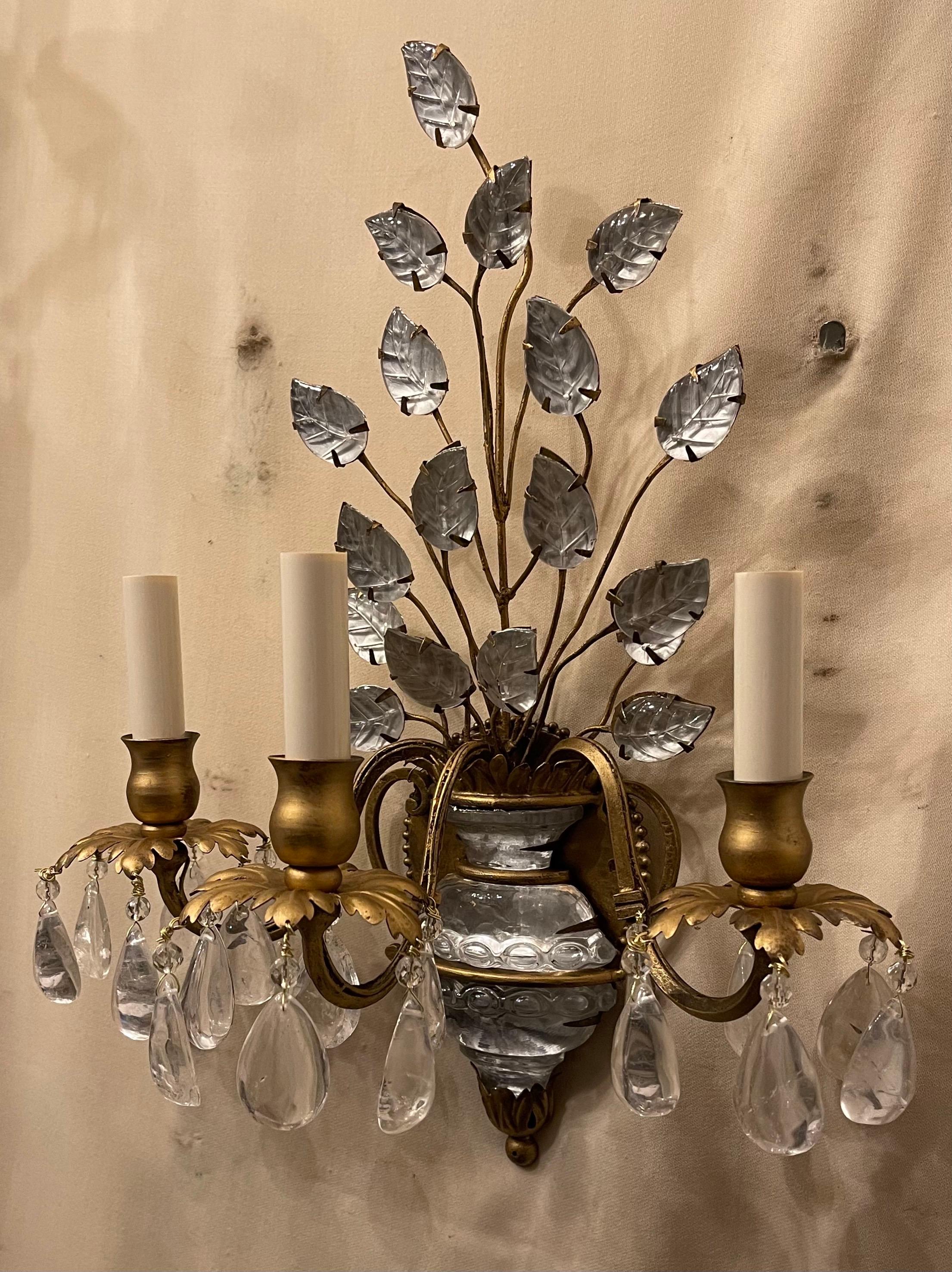Ein wunderschönes Paar französischer vergoldeter Bergkristall-Urnenblatt-Blumenstrauß-Wandleuchter Bagus (Belle Époque) im Angebot
