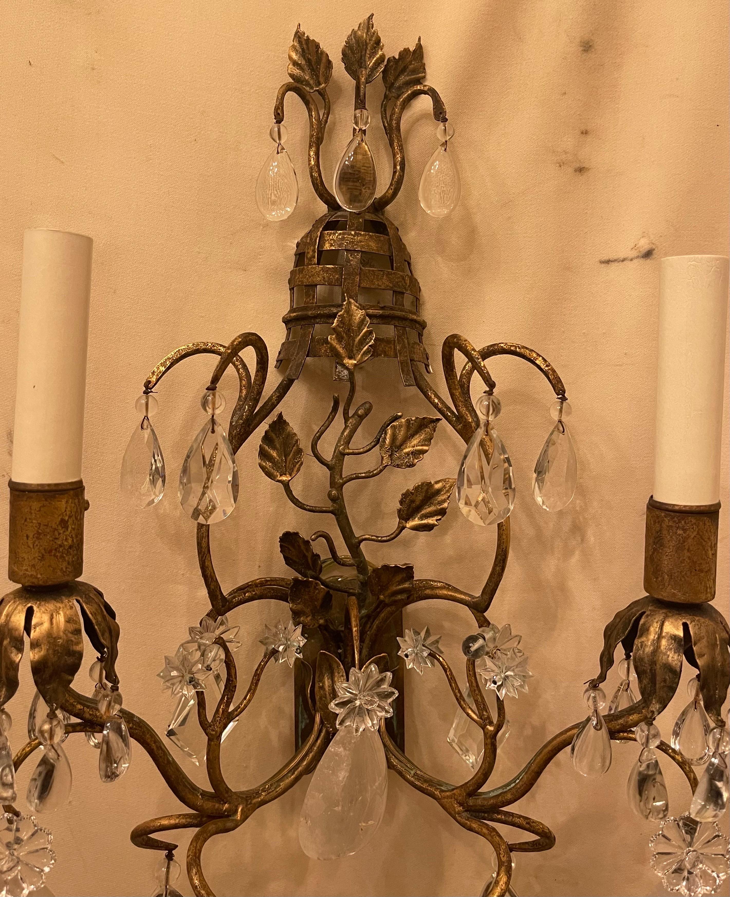 Belle Époque Merveilleuse paire d'appliques françaises en forme de panier en or et cristal de roche Bouquet de la Maison Bagus en vente