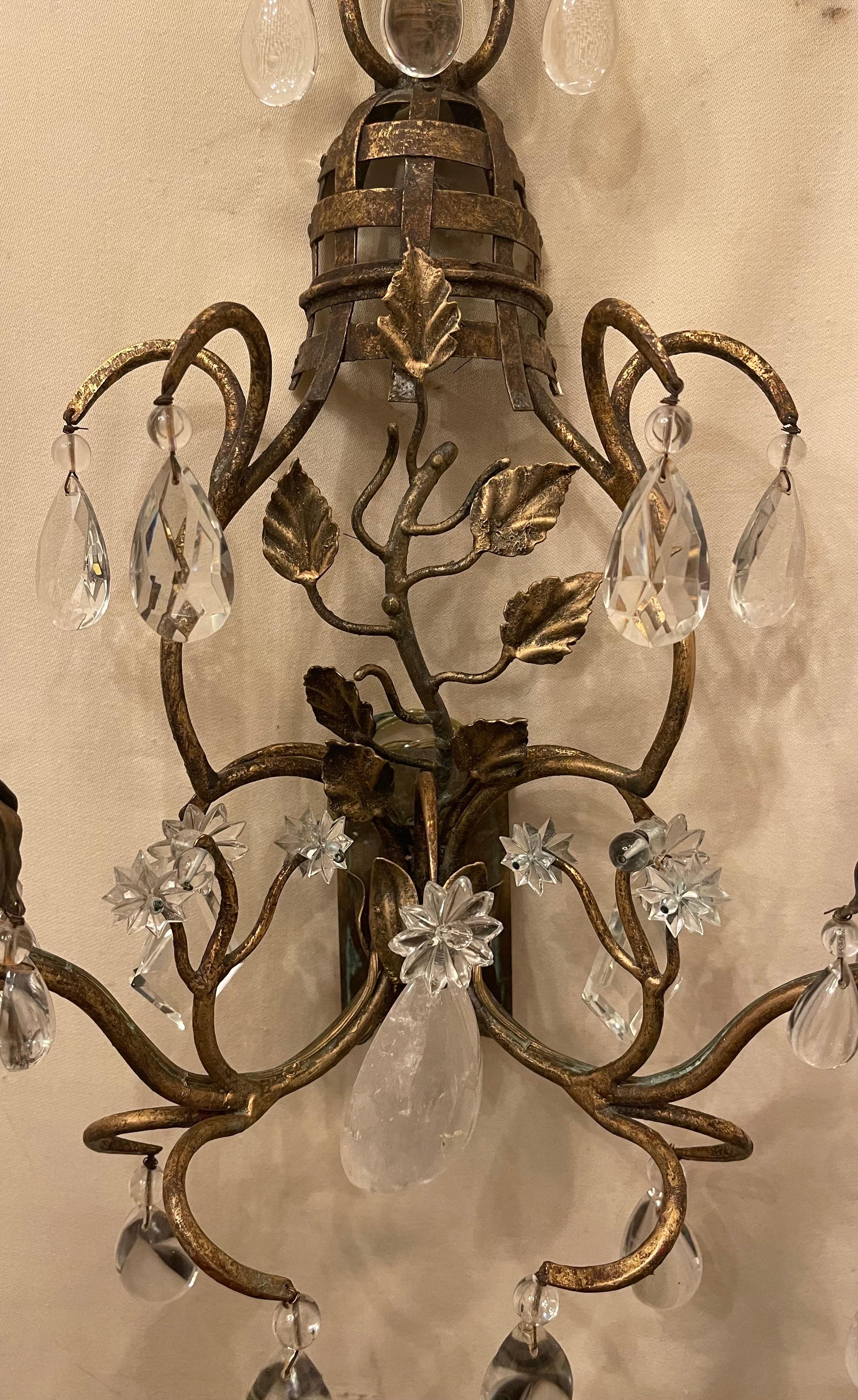 Merveilleuse paire d'appliques françaises en forme de panier en or et cristal de roche Bouquet de la Maison Bagus Bon état - En vente à Roslyn, NY