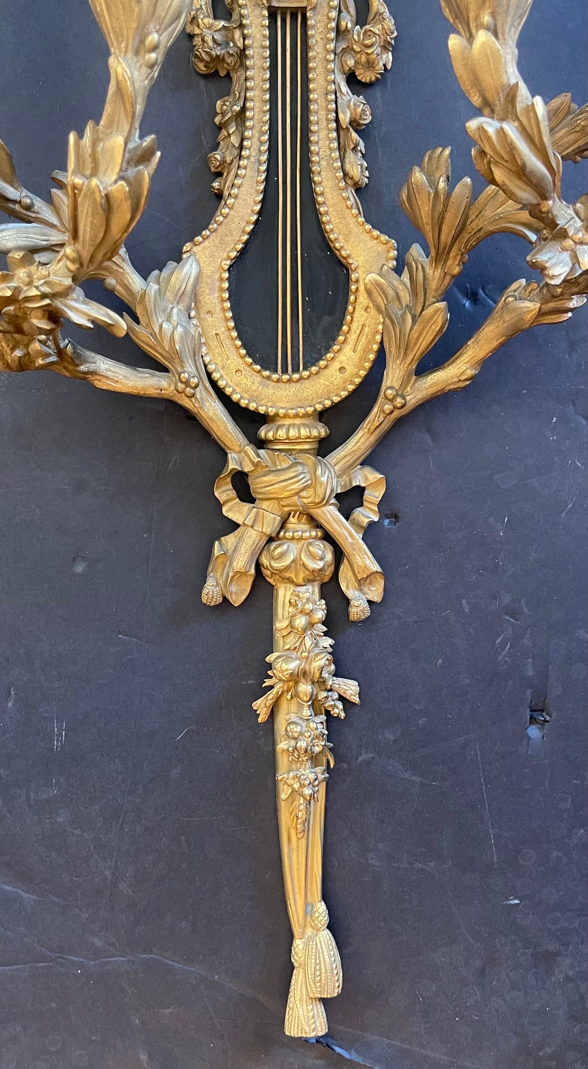 Regency Merveilleuse paire d'appliques de style Régence en bronze Louis XVI à quatre lumières en forme de lyre de Méduse en vente