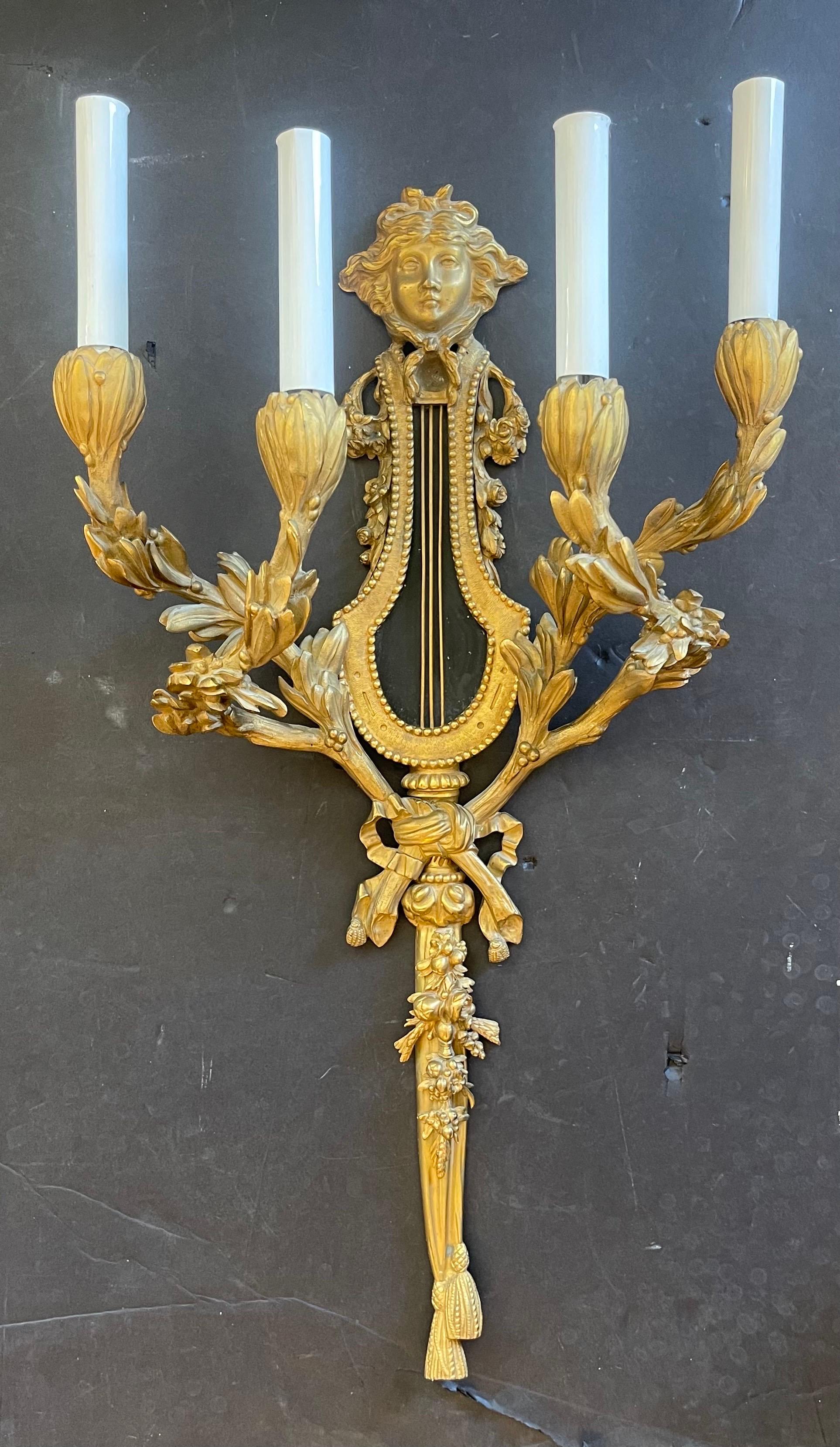 Français Merveilleuse paire d'appliques de style Régence en bronze Louis XVI à quatre lumières en forme de lyre de Méduse en vente