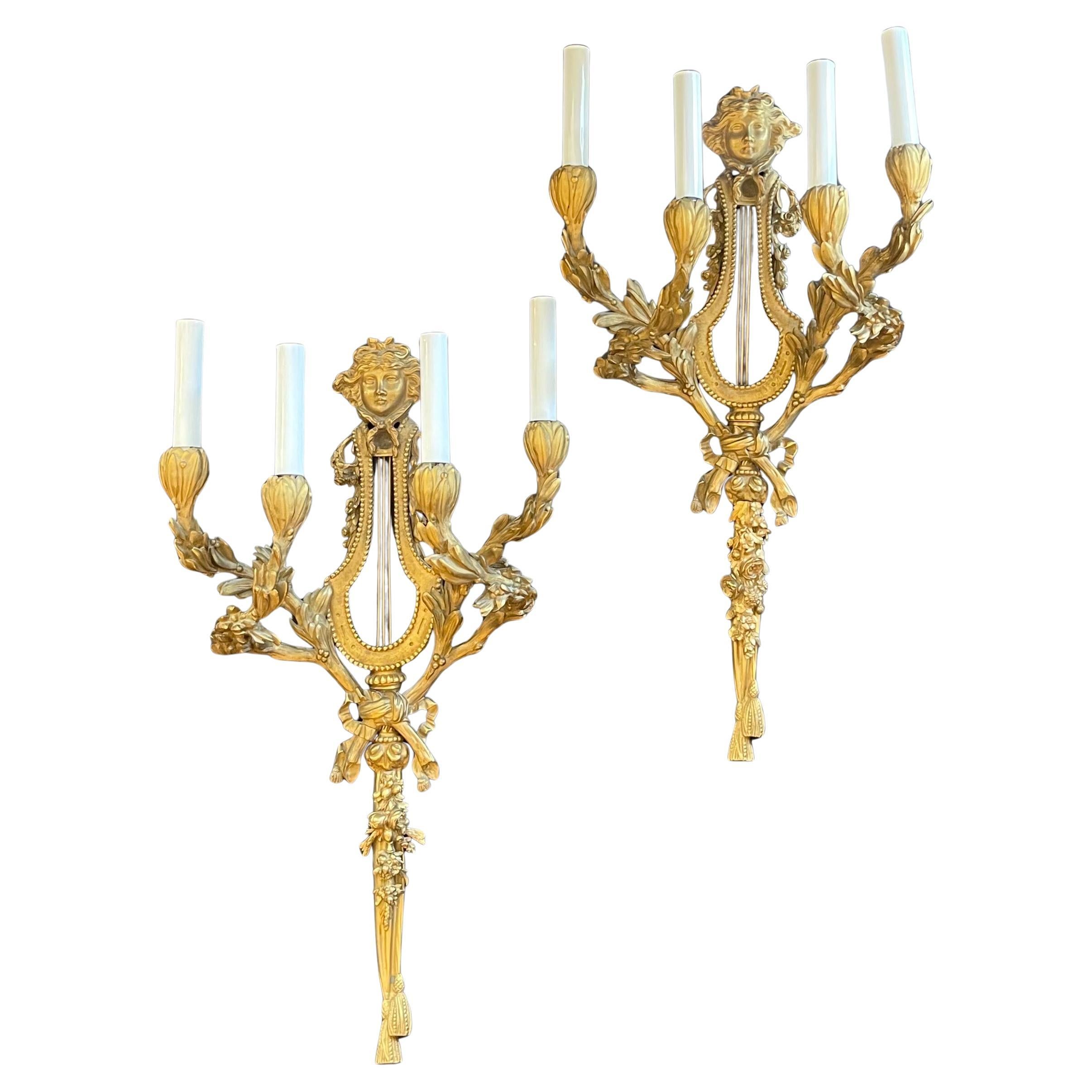 Doré Merveilleuse paire d'appliques de style Régence en bronze Louis XVI à quatre lumières en forme de lyre de Méduse en vente