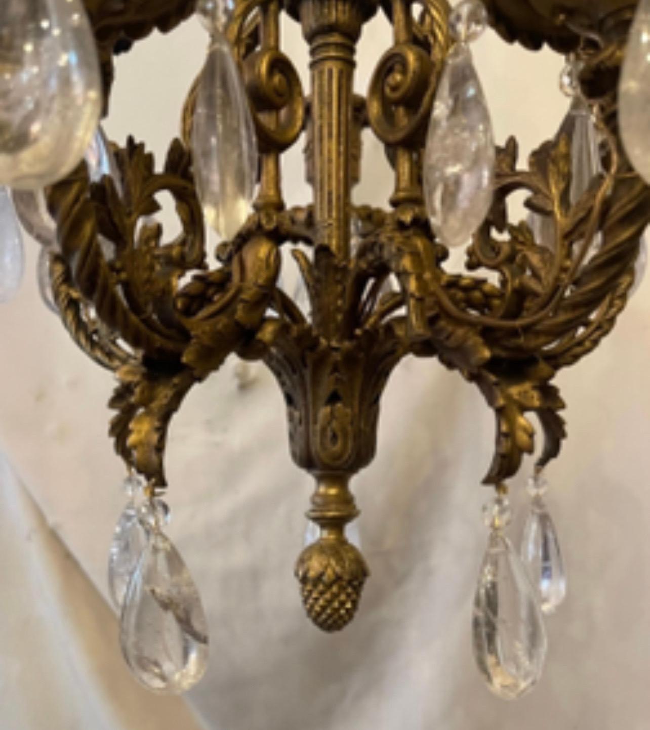 Doré Merveilleuse paire de petits lustres français Louis XVI à cinq bras en bronze et cristal de roche en vente
