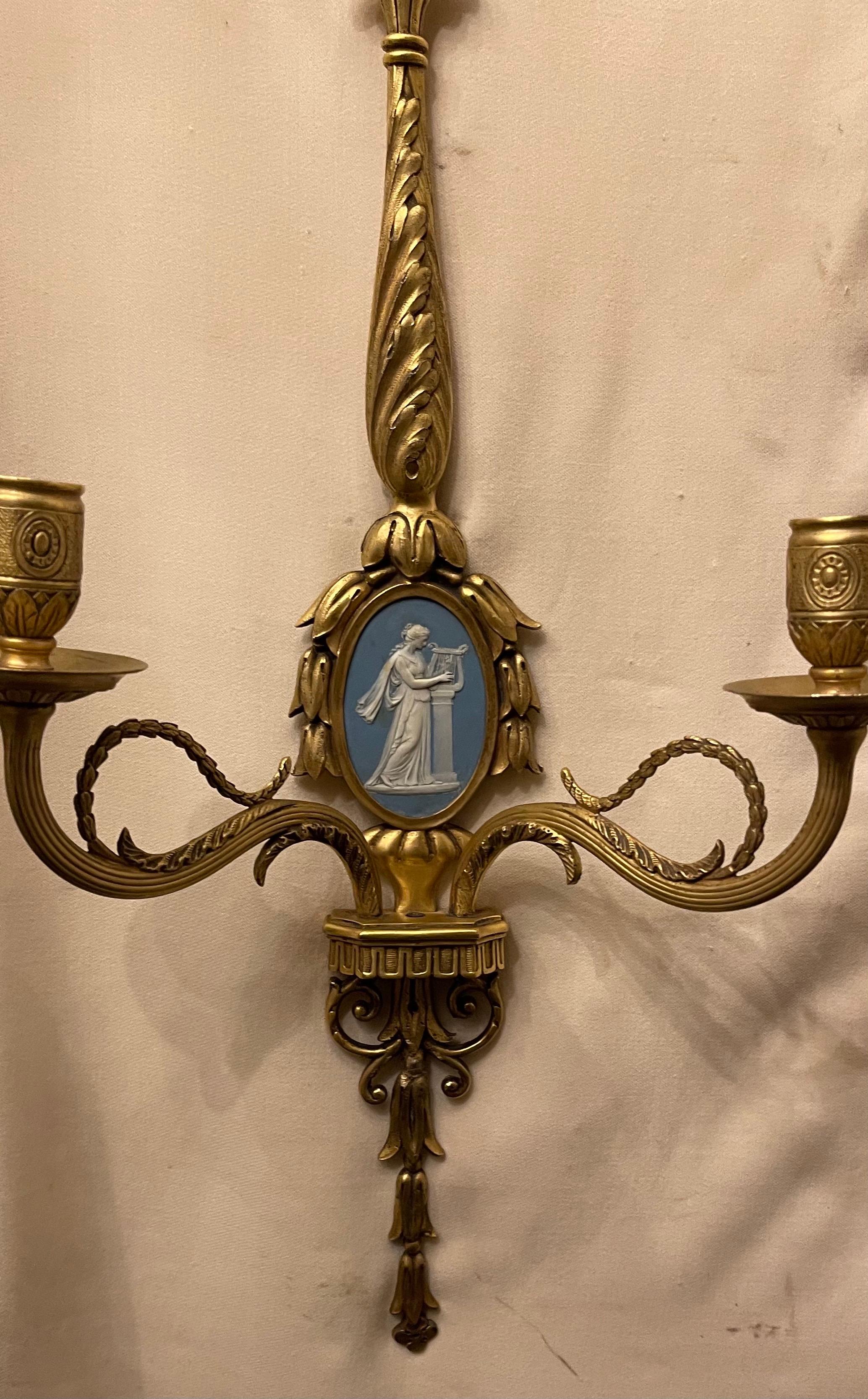 Maravilloso par de candelabros franceses Luis XVI Dore Bronce Wedgwood E F. Caldwell en Bueno estado para la venta en Roslyn, NY