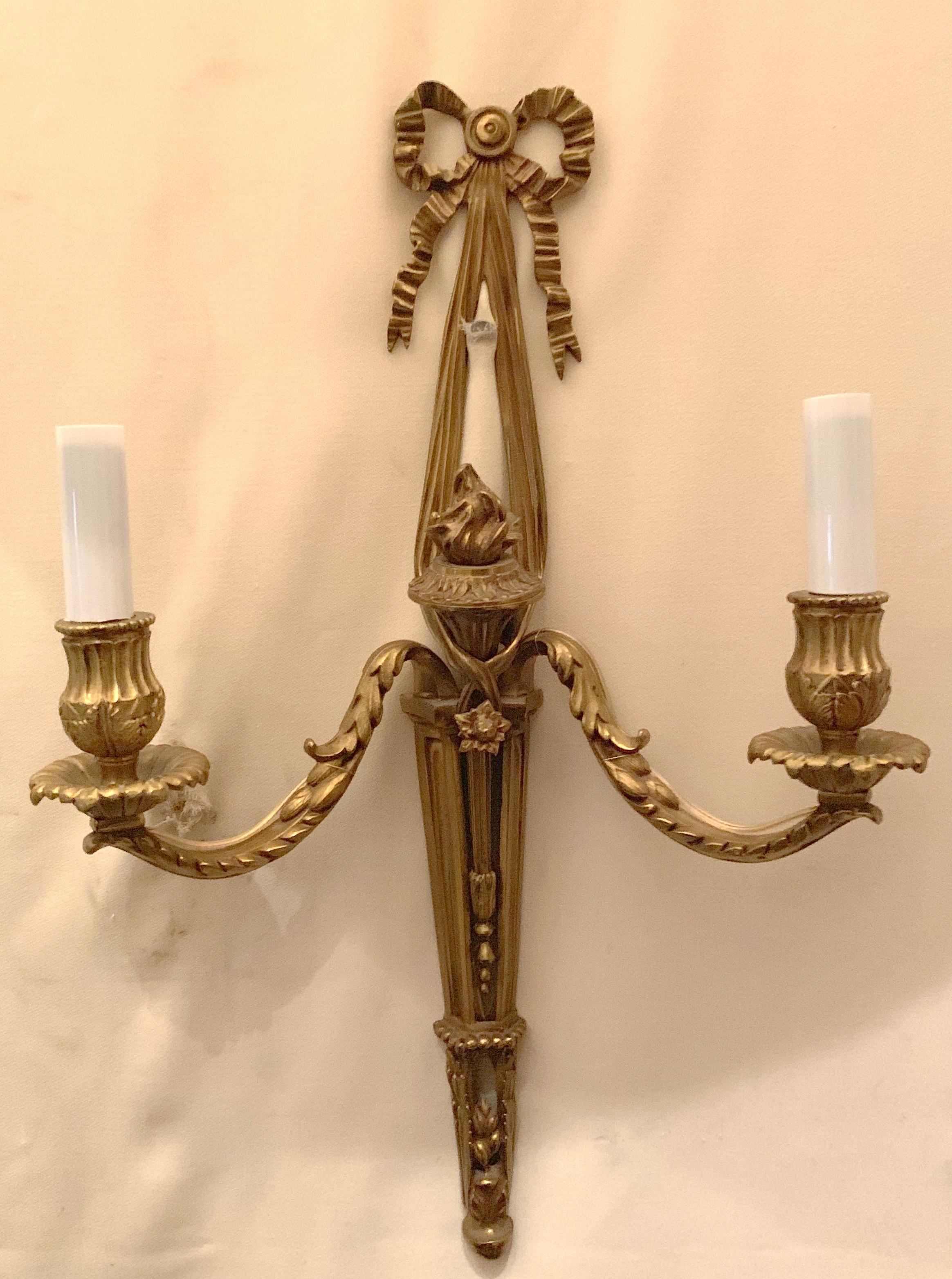 Magnifique paire d'appliques à 2 bras de style néoclassique français en bronze avec urne, noeud, glands et filigrane
Entièrement refait avec de nouvelles prises et un nouveau câblage.