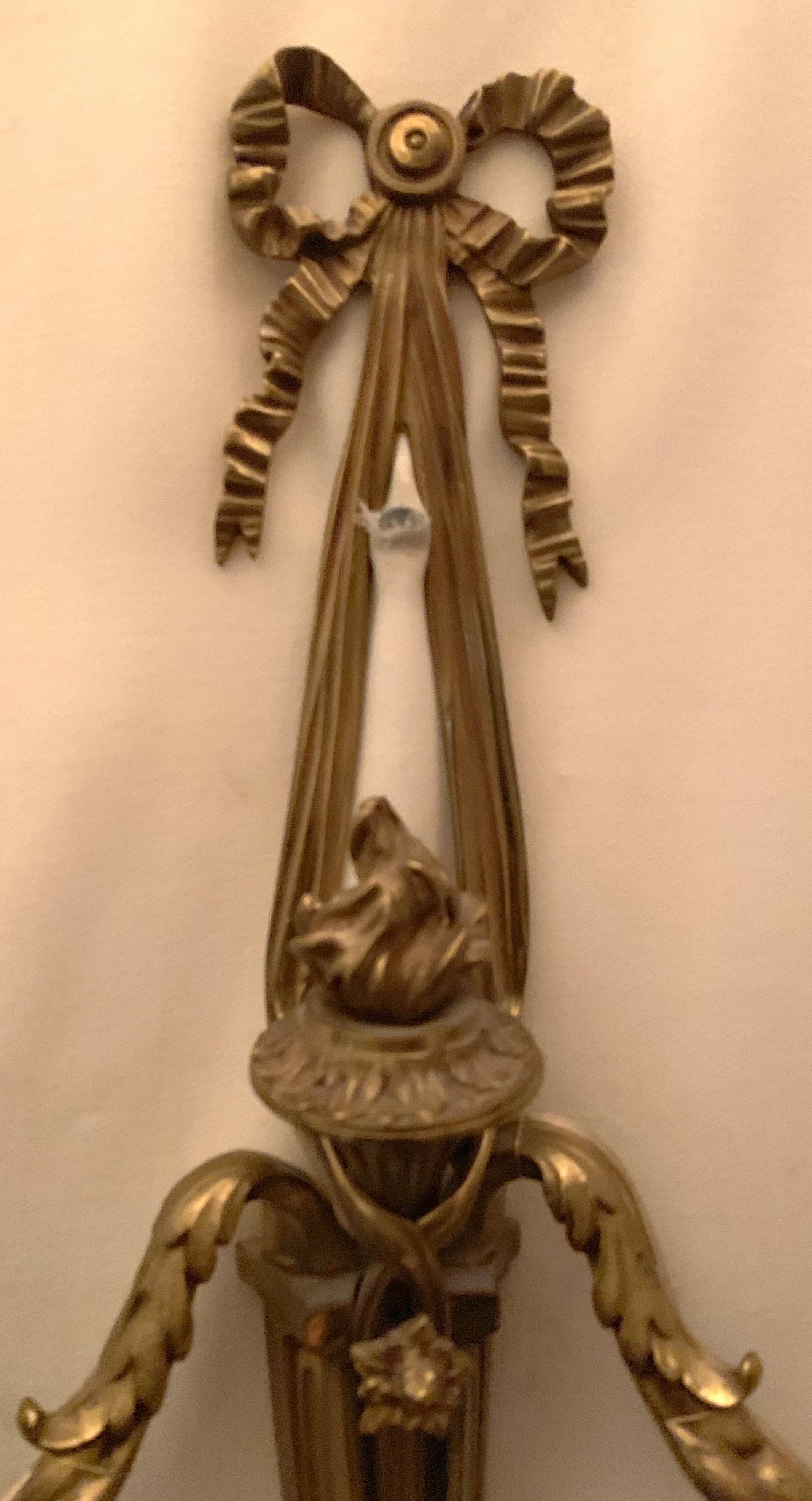 Néoclassique Merveilleuse paire d'appliques néoclassiques françaises à 2 bras en bronze avec urne, nœud papillon et filigrane en vente