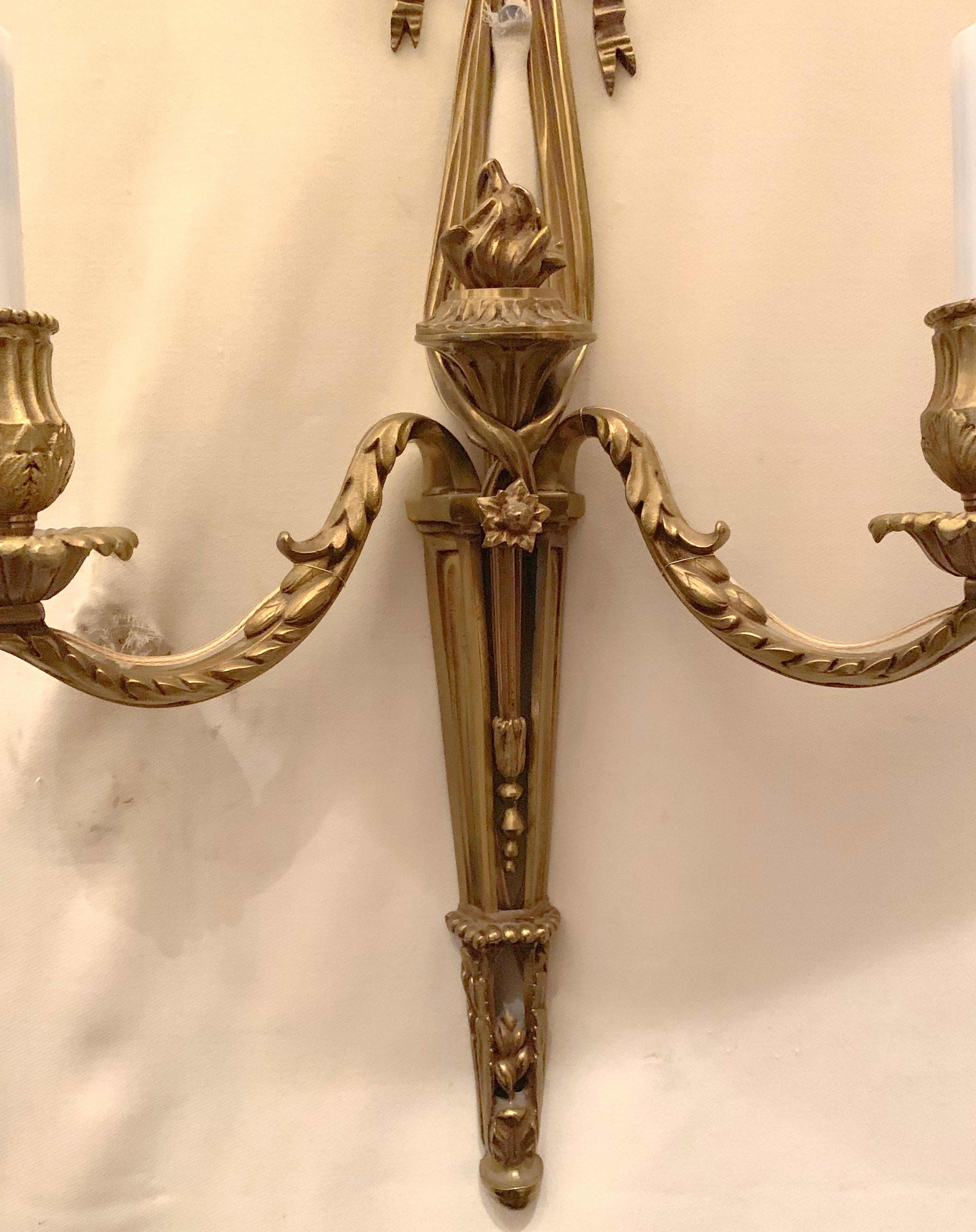 Doré Merveilleuse paire d'appliques néoclassiques françaises à 2 bras en bronze avec urne, nœud papillon et filigrane en vente