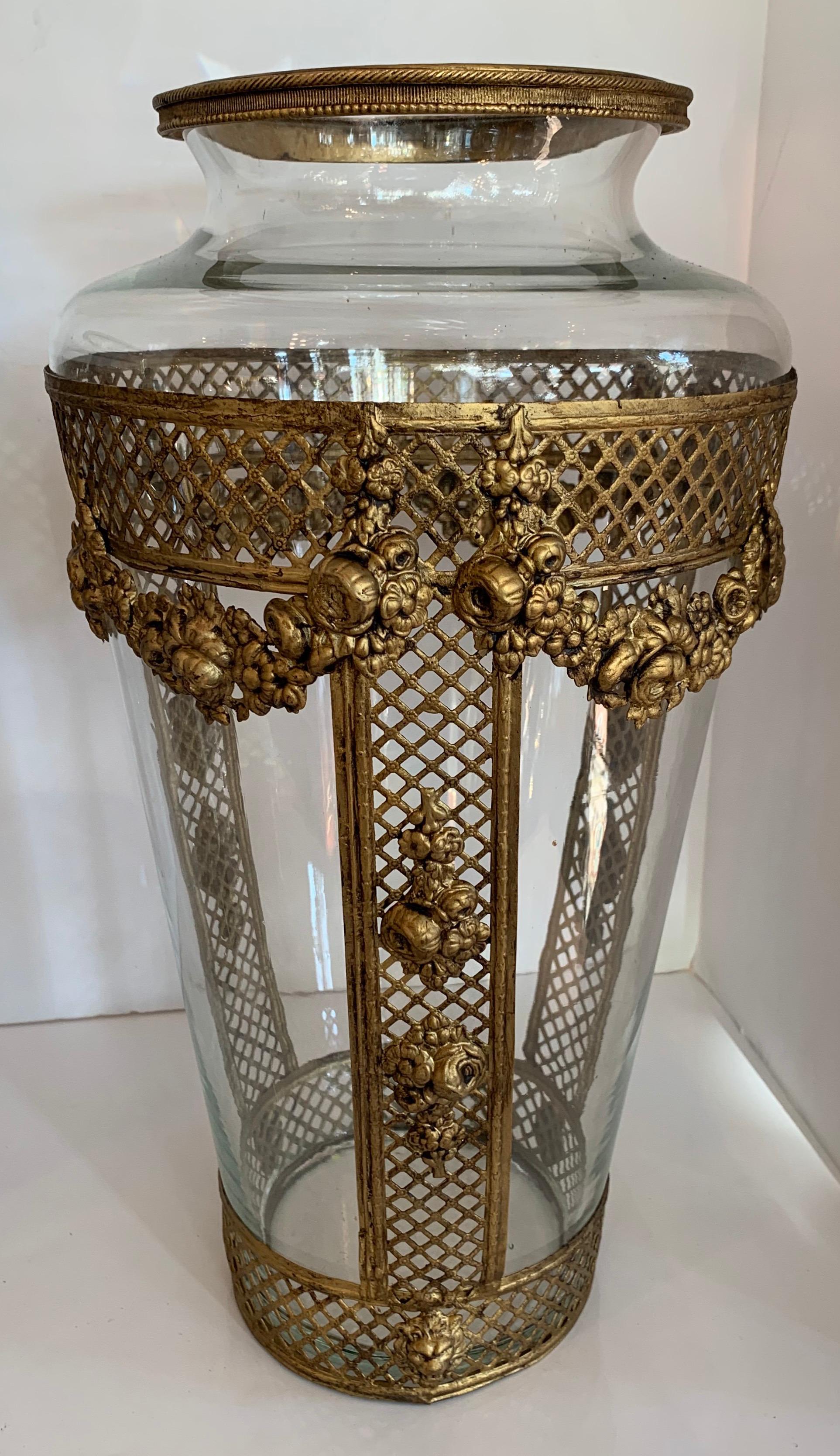 Wunderbares Paar französische Ormolu durchbrochene Bronze Kristallglas Neoklassische Vasen (Französisch) im Angebot