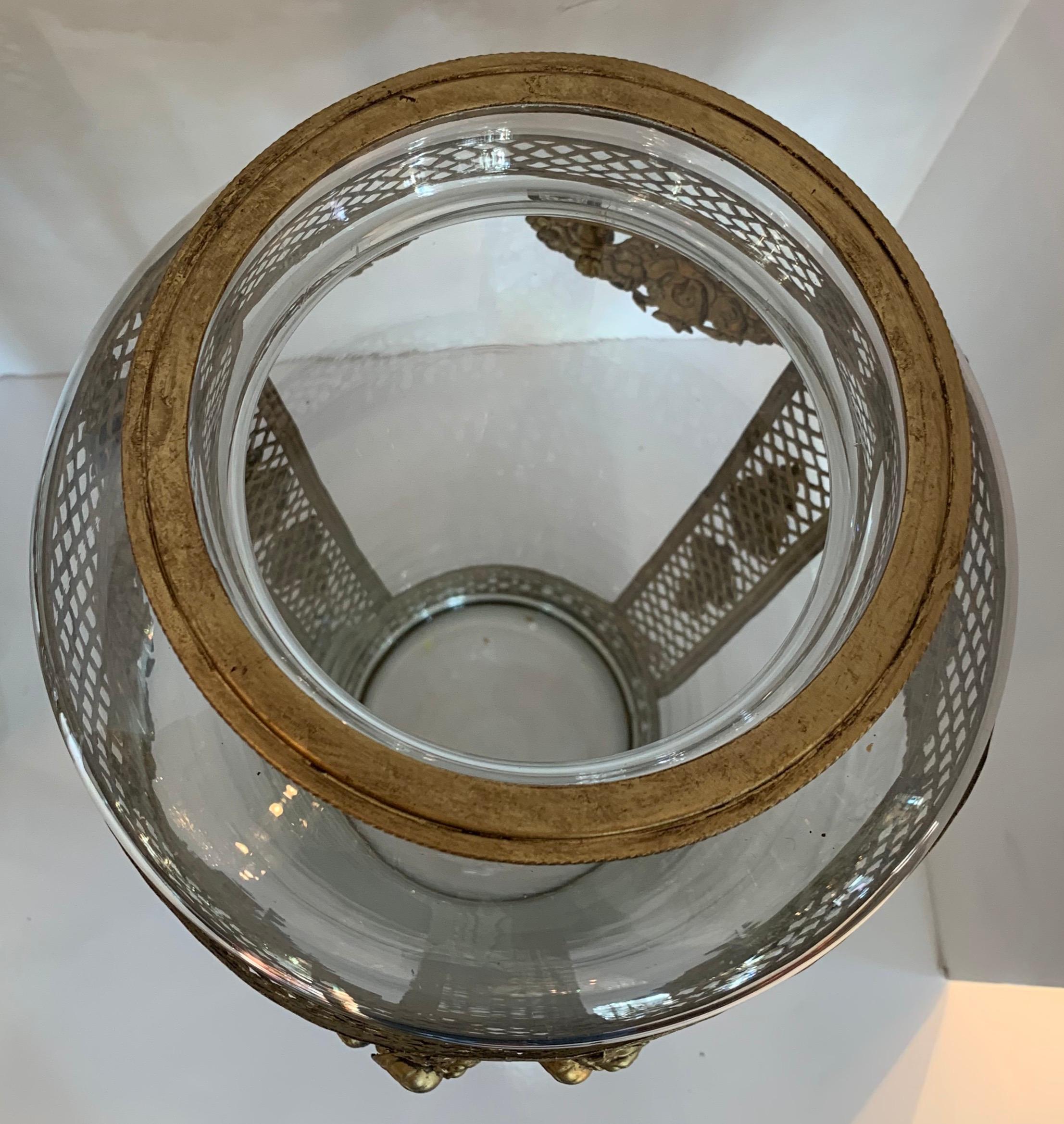 Wunderbares Paar französische Ormolu durchbrochene Bronze Kristallglas Neoklassische Vasen (Vergoldet) im Angebot