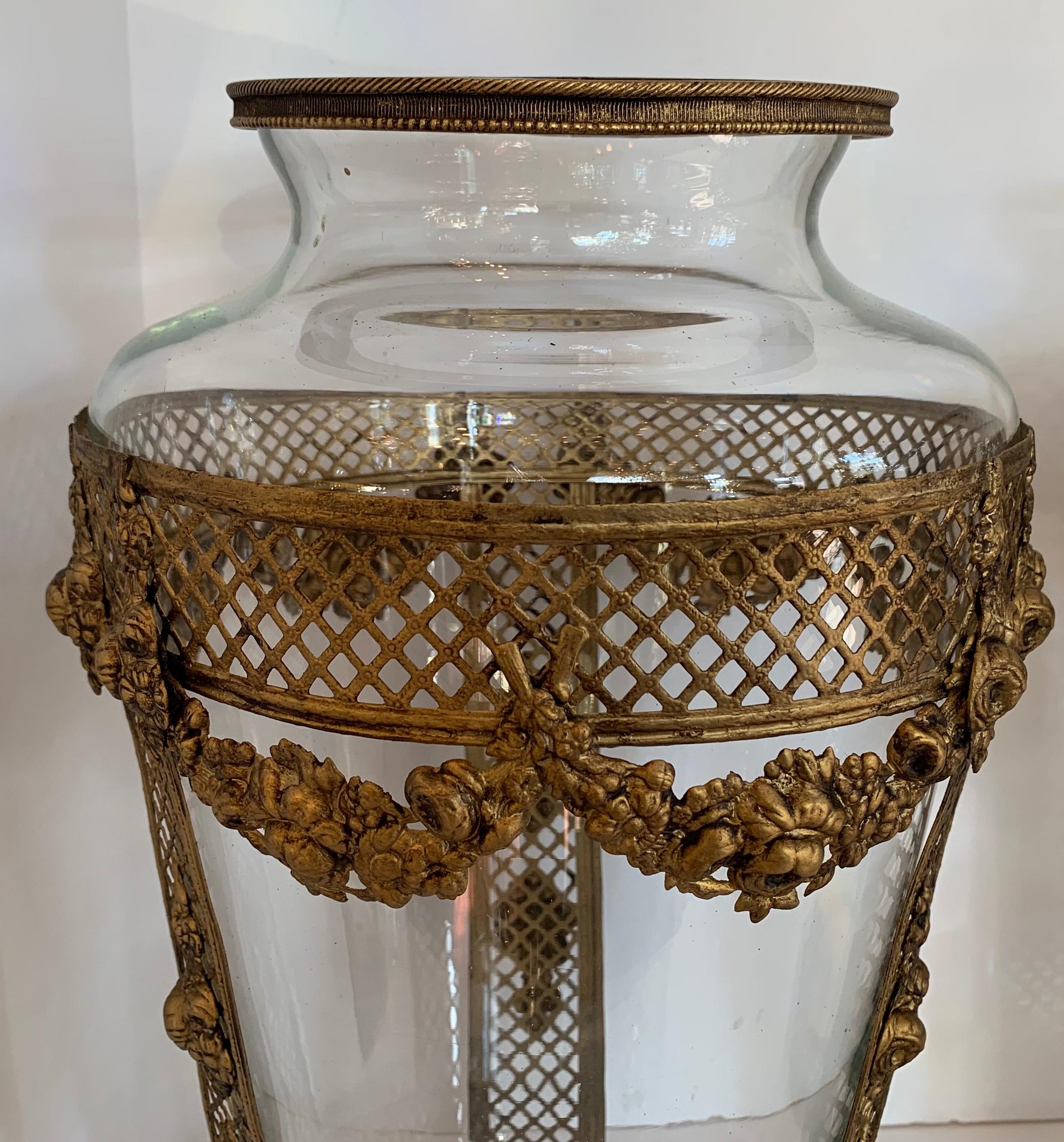 Dorato Meravigliosa coppia di vasi neoclassici francesi in cristallo traforato in bronzo Ormolu in vendita