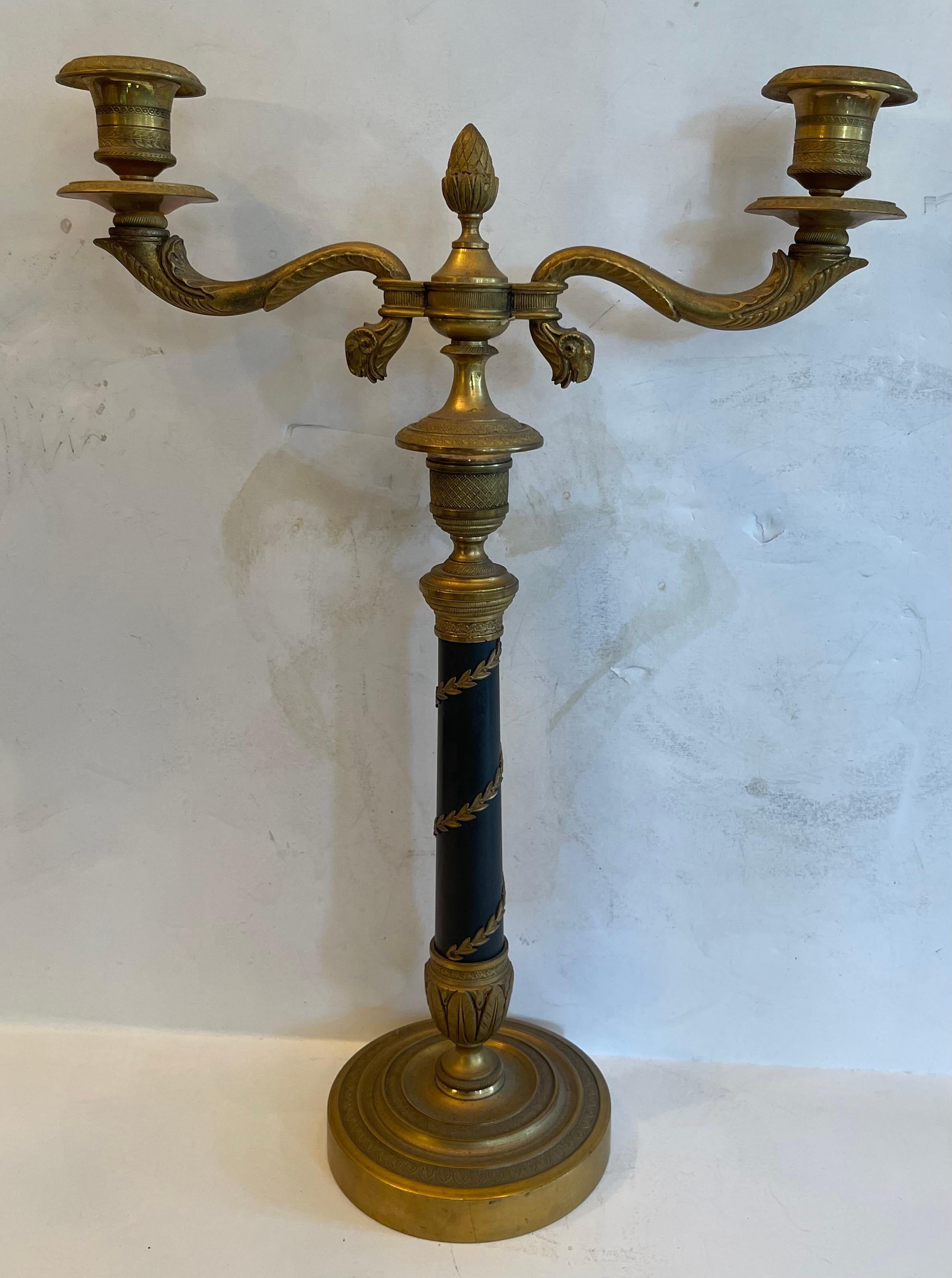 Wunderschönes Paar französischer patinierter Dore-Bronze-Kronleuchter im neoklassischen Stil (Empire) im Angebot