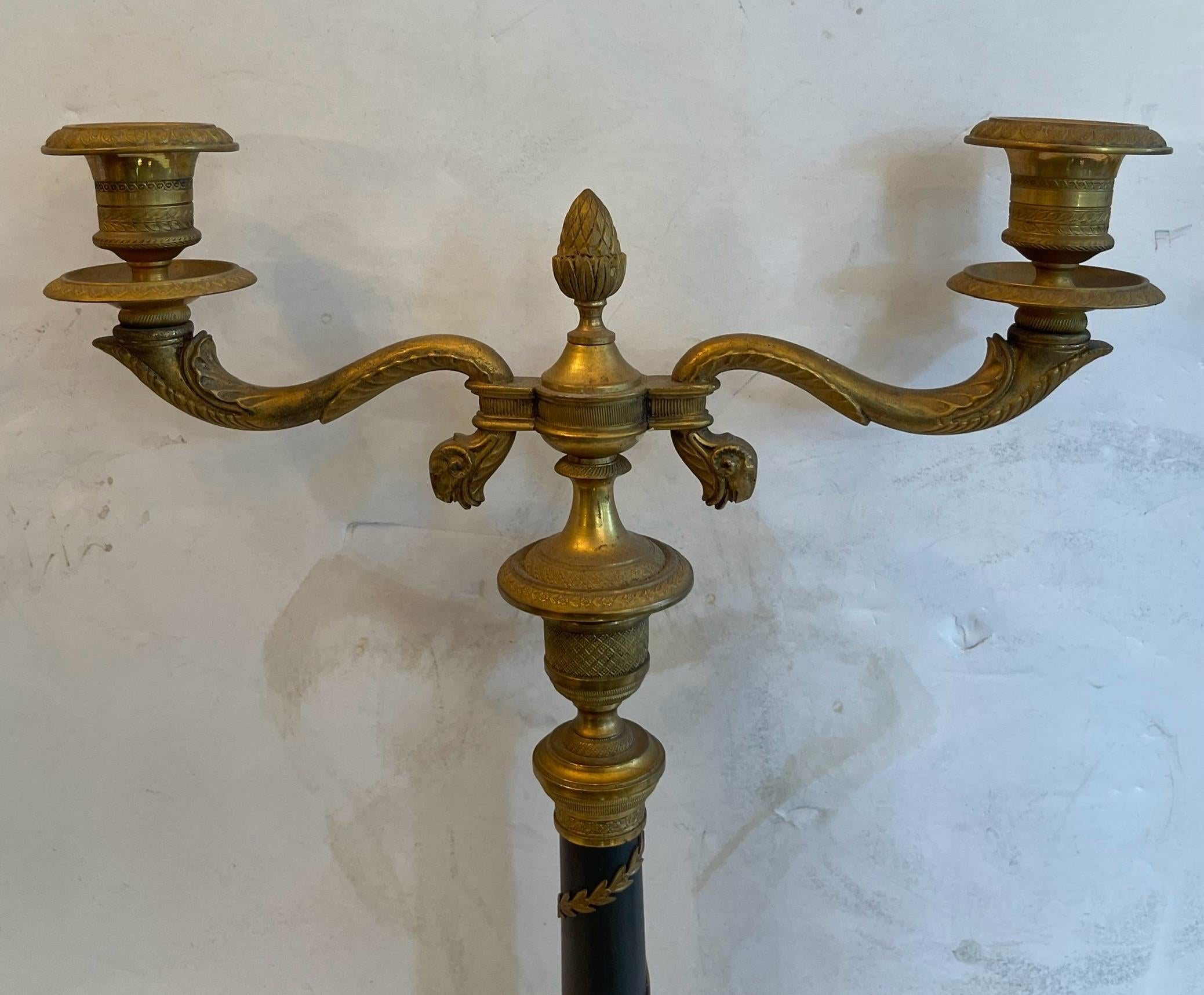 Wunderschönes Paar französischer patinierter Dore-Bronze-Kronleuchter im neoklassischen Stil (Vergoldet) im Angebot