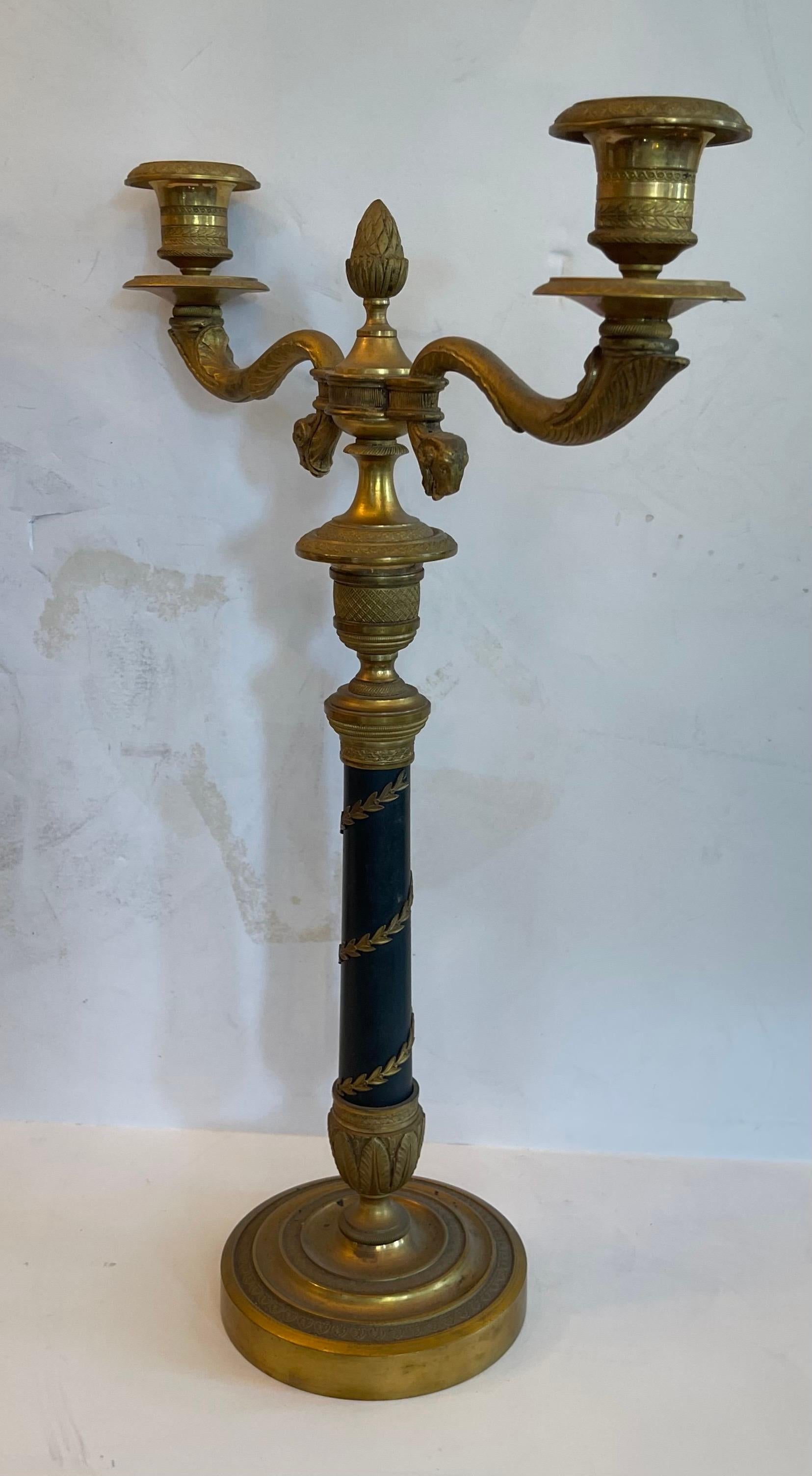 Wunderschönes Paar französischer patinierter Dore-Bronze-Kronleuchter im neoklassischen Stil (20. Jahrhundert) im Angebot
