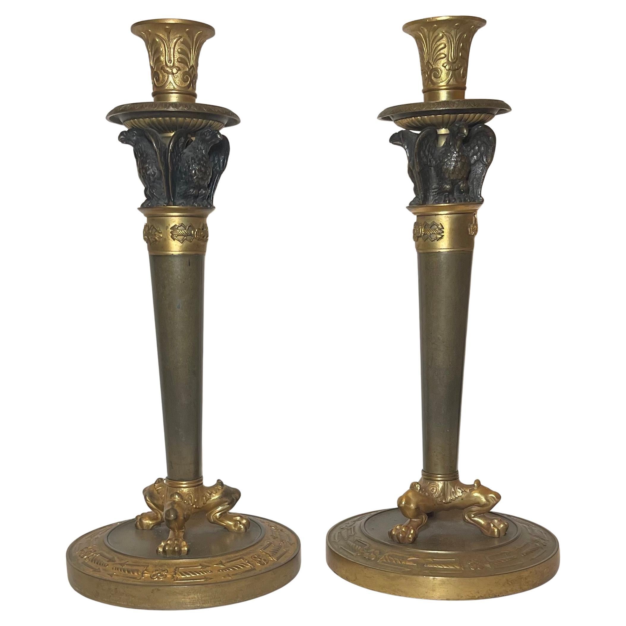 Maravilloso Par de Candeleros Neoclásicos Imperio Franceses de Bronce Patinado Dore