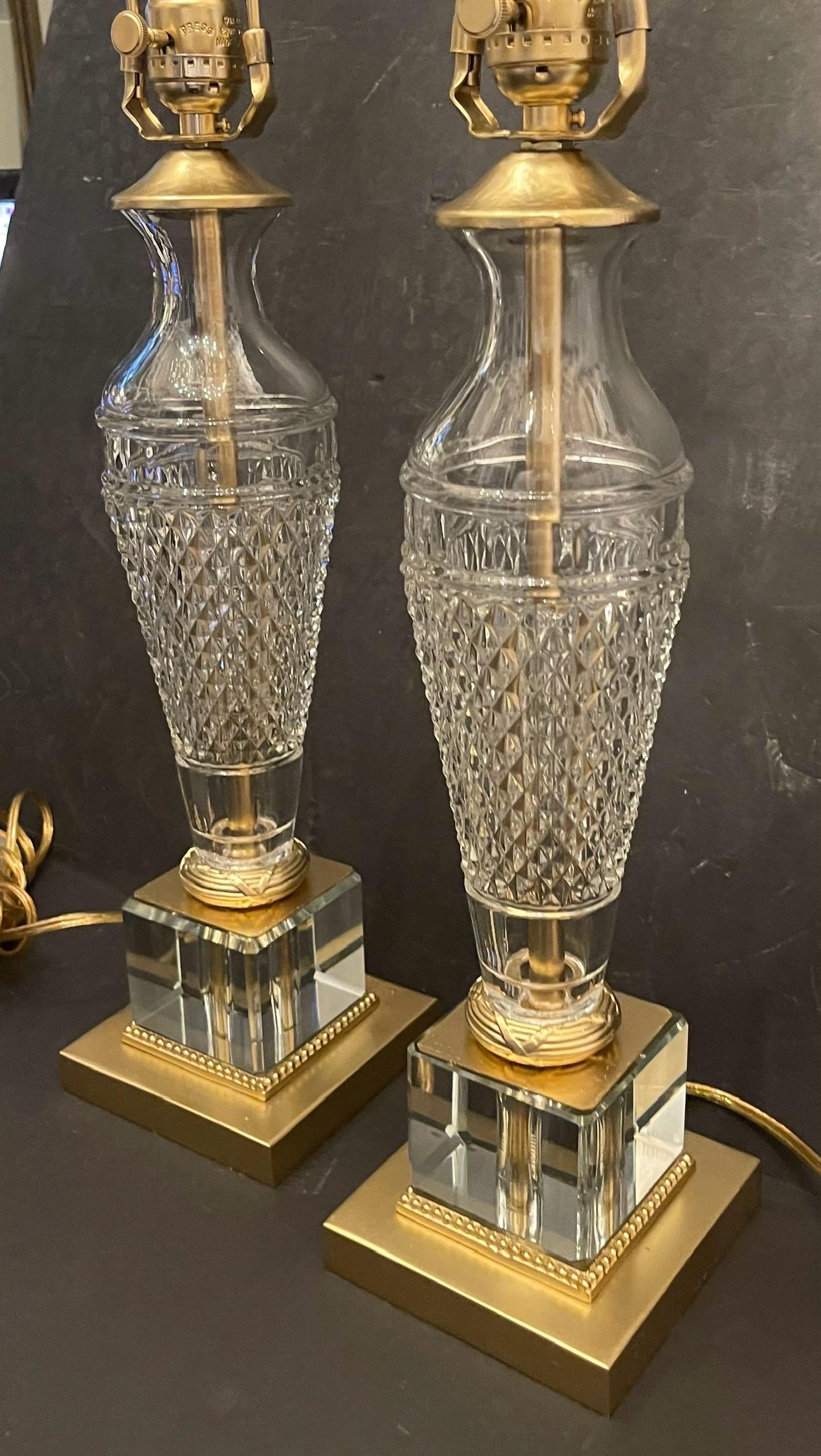 Merveilleuse paire de lampes de table de style Régence française en forme de colonne en cristal taillé à facettes et bronze doré, entièrement recâblées avec de nouvelles douilles.