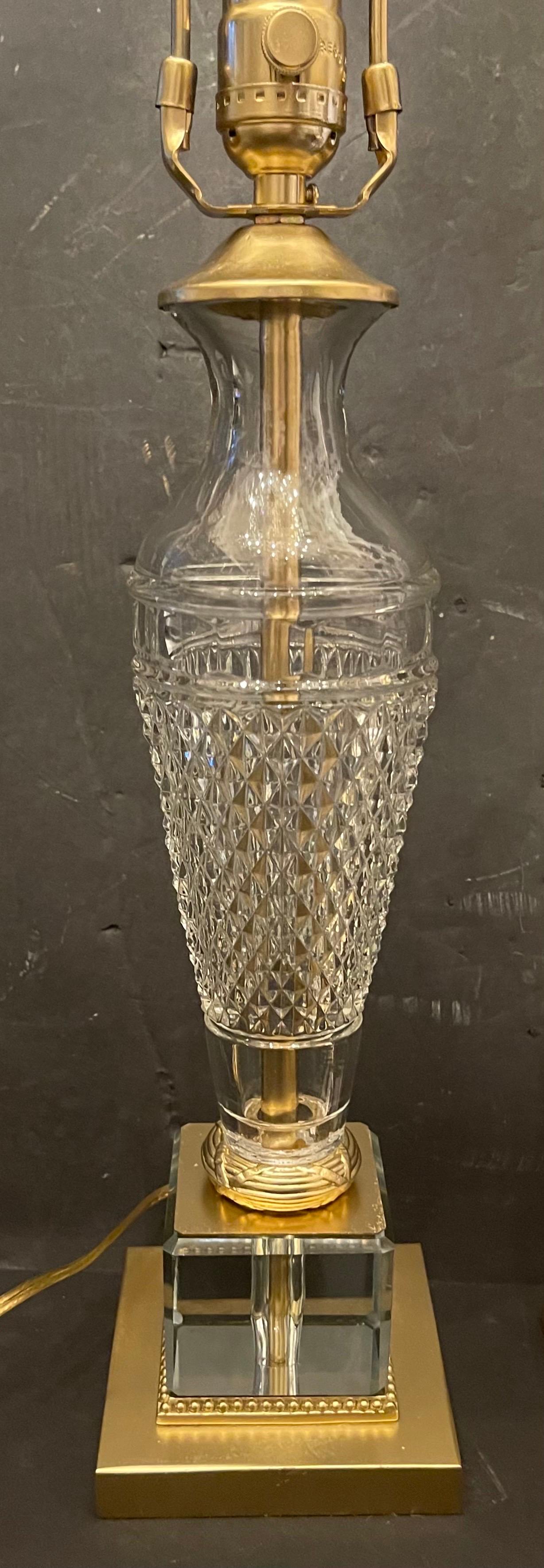 Regency Merveilleuse paire de lampes à colonne de style Régence française en cristal taillé ou bronze doré en vente
