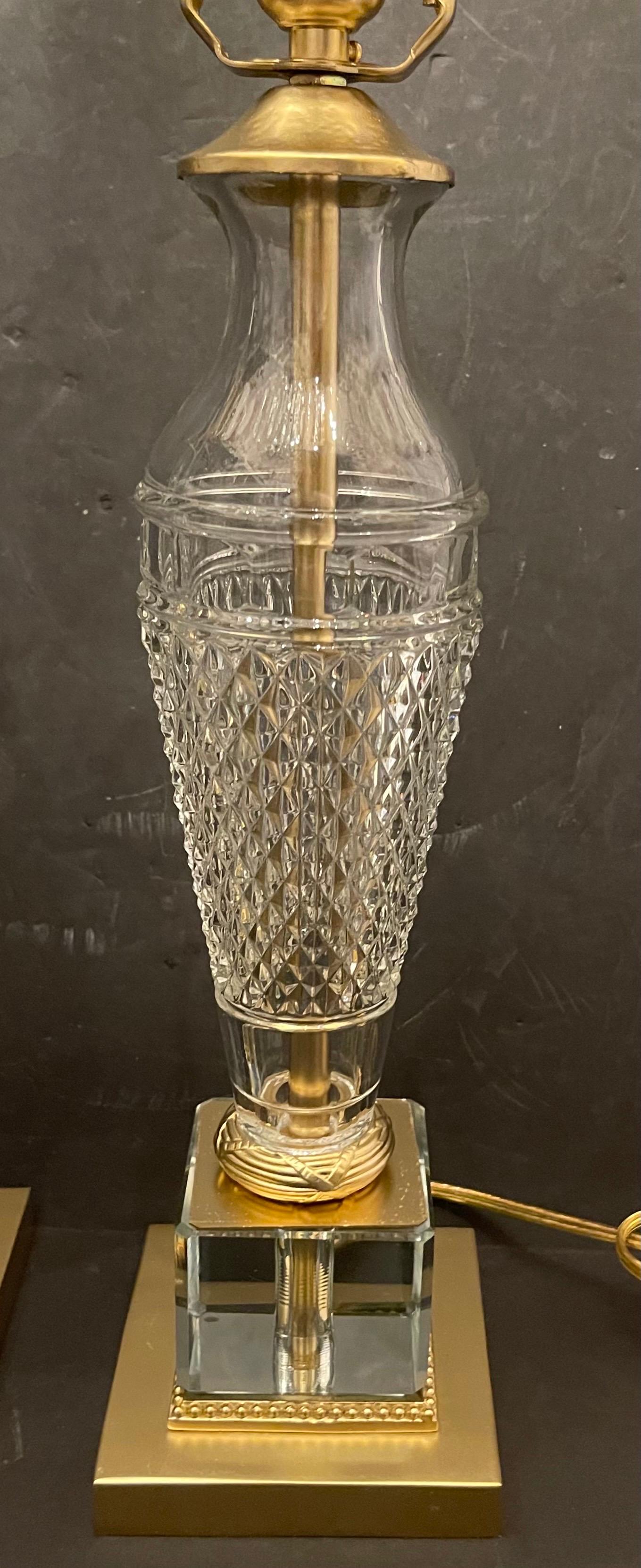 Français Merveilleuse paire de lampes à colonne de style Régence française en cristal taillé ou bronze doré en vente