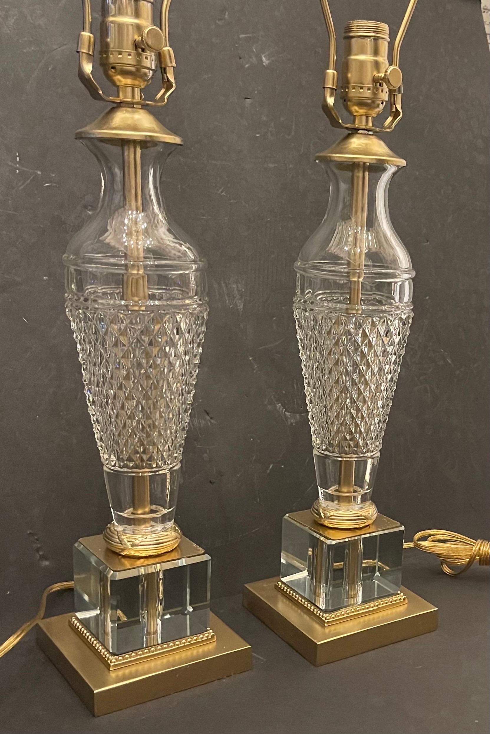 Doré Merveilleuse paire de lampes à colonne de style Régence française en cristal taillé ou bronze doré en vente