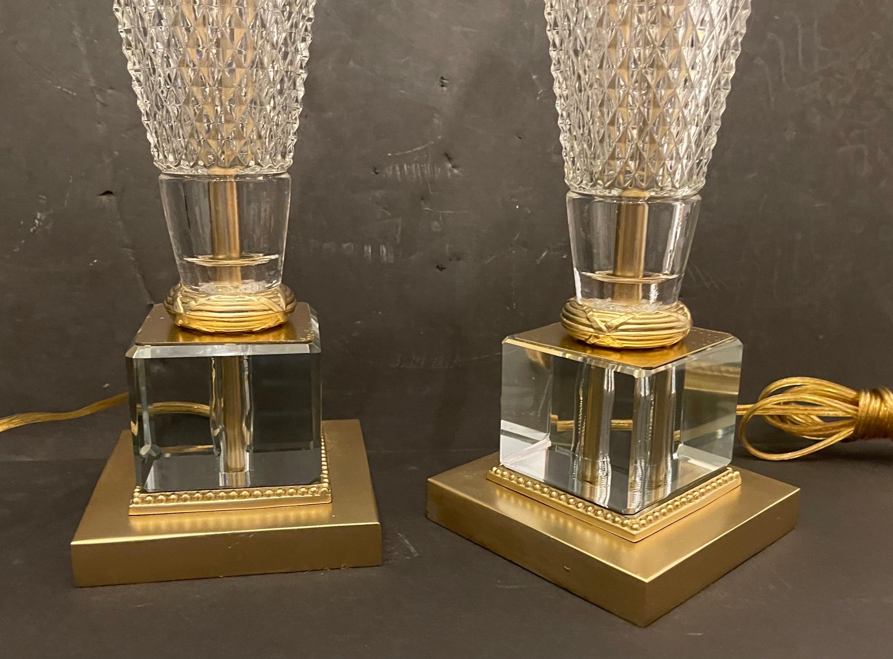 20ième siècle Merveilleuse paire de lampes à colonne de style Régence française en cristal taillé ou bronze doré en vente