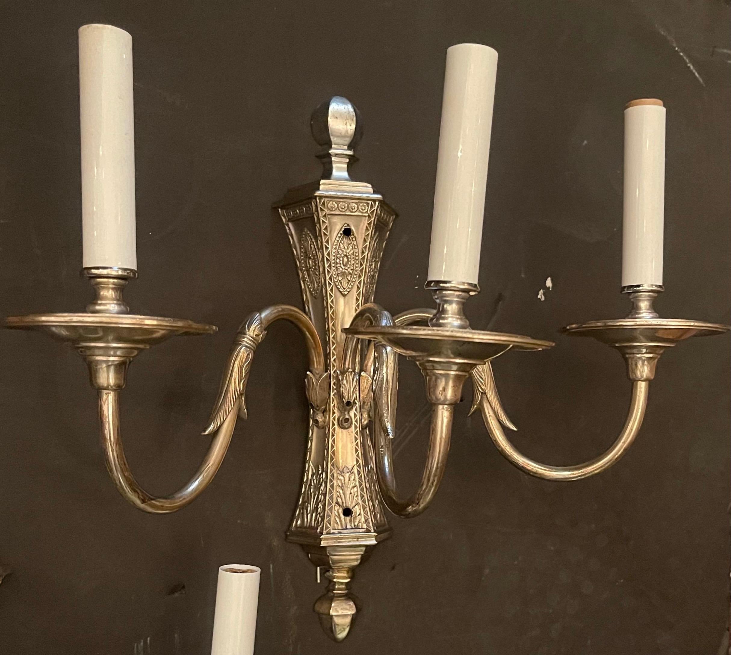 Merveilleuse paire de chandeliers à deux lumières de style géorgien / régence  Appliques anglaises en métal argenté à la manière de E.F. Caldwell And Sterling Bronze Co.