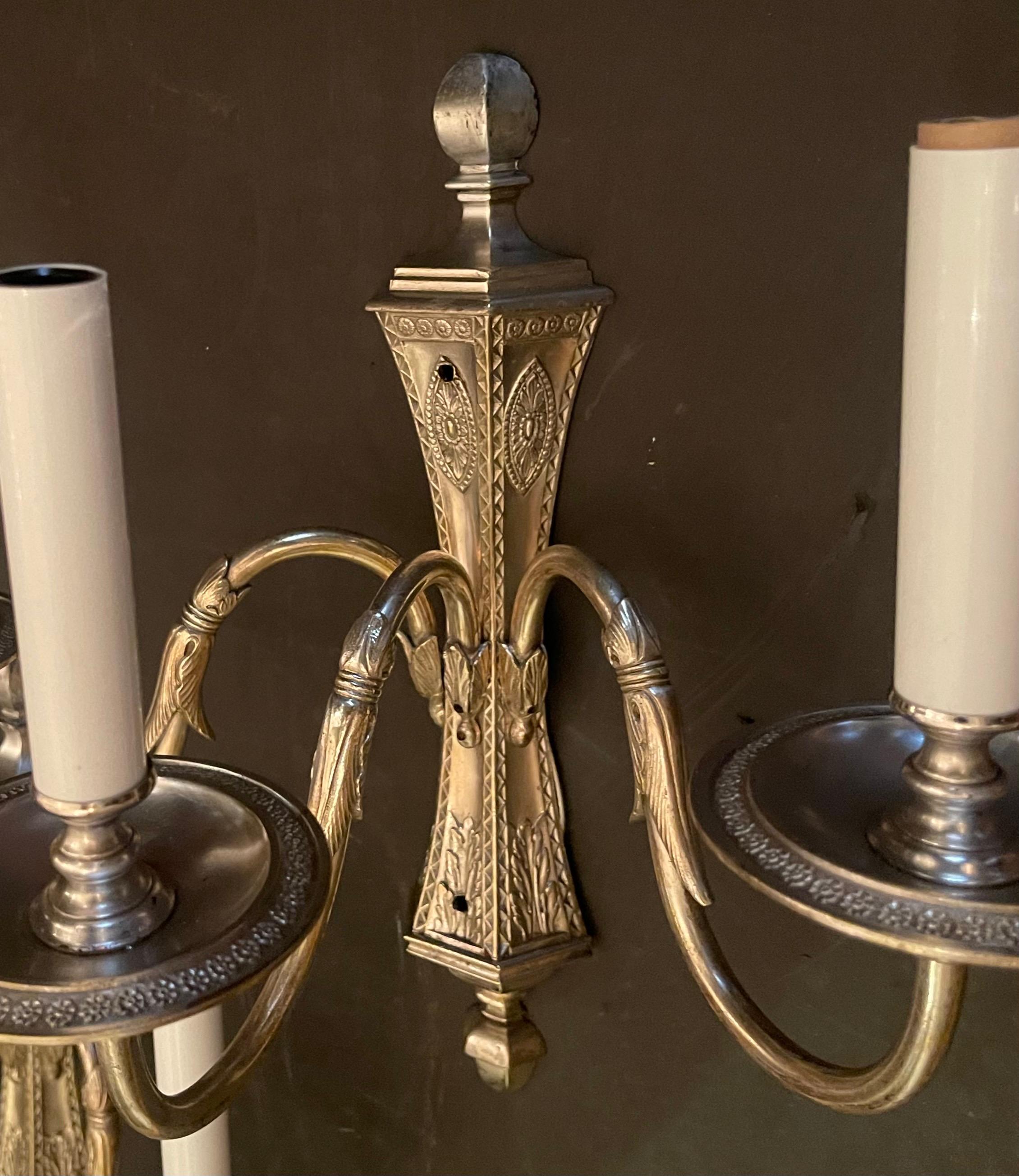Regency Merveilleuse paire d'appliques anglaises Caldwell à deux lumières de style Régence géorgienne en vente