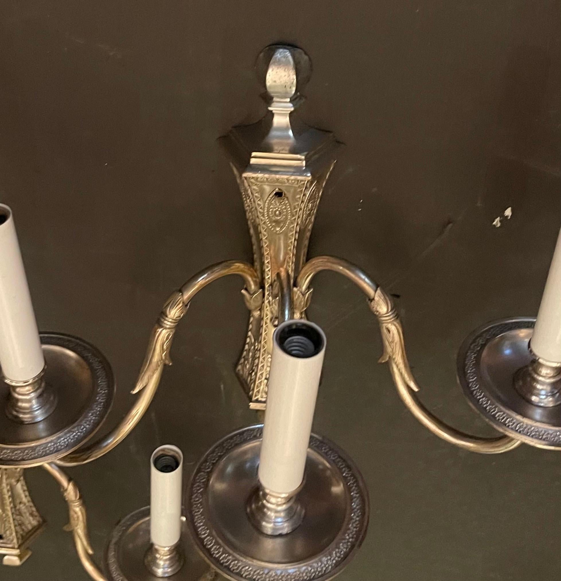 20ième siècle Merveilleuse paire d'appliques anglaises Caldwell à deux lumières de style Régence géorgienne en vente