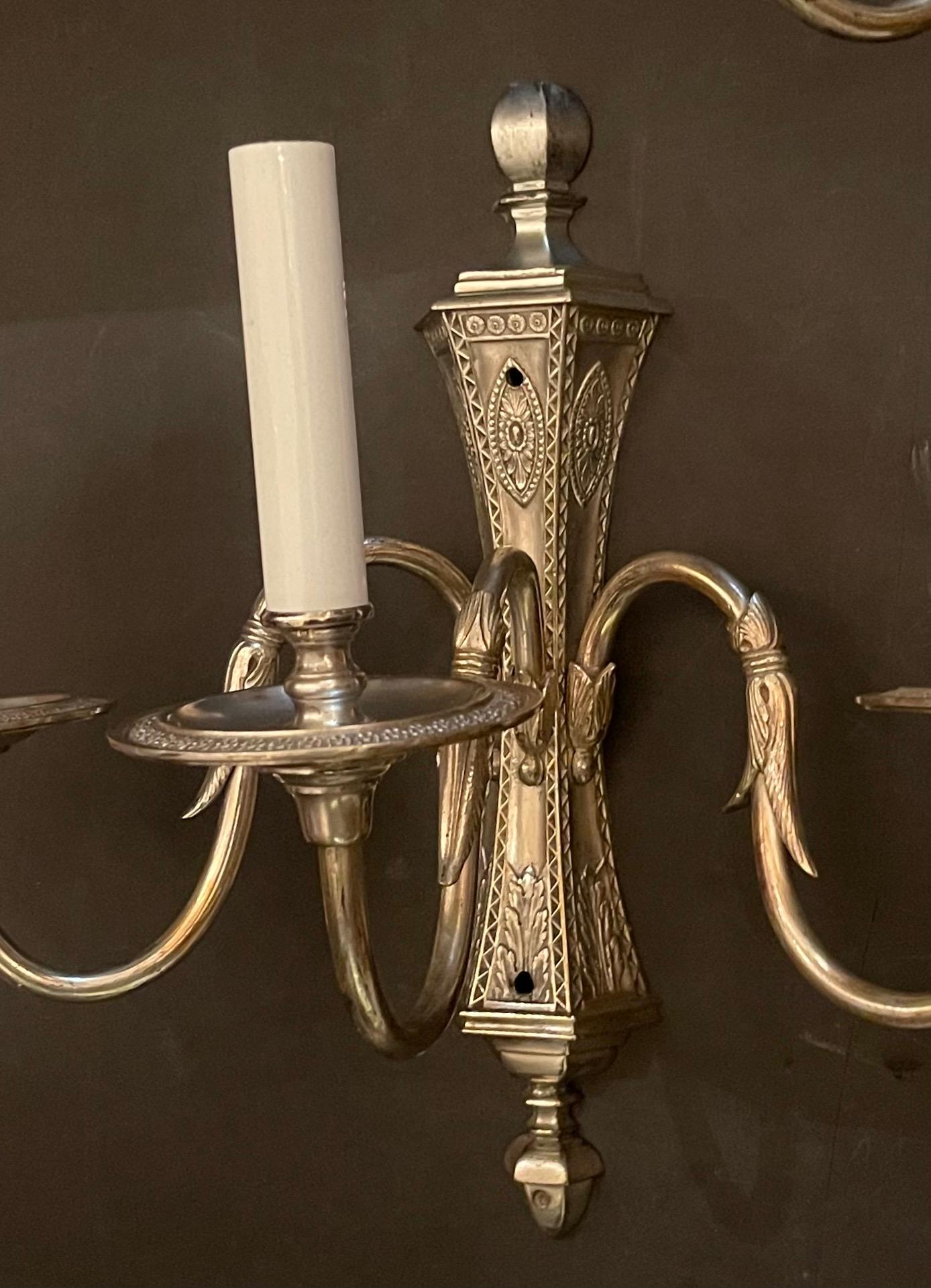 Plaqué argent Merveilleuse paire d'appliques anglaises Caldwell à deux lumières de style Régence géorgienne en vente