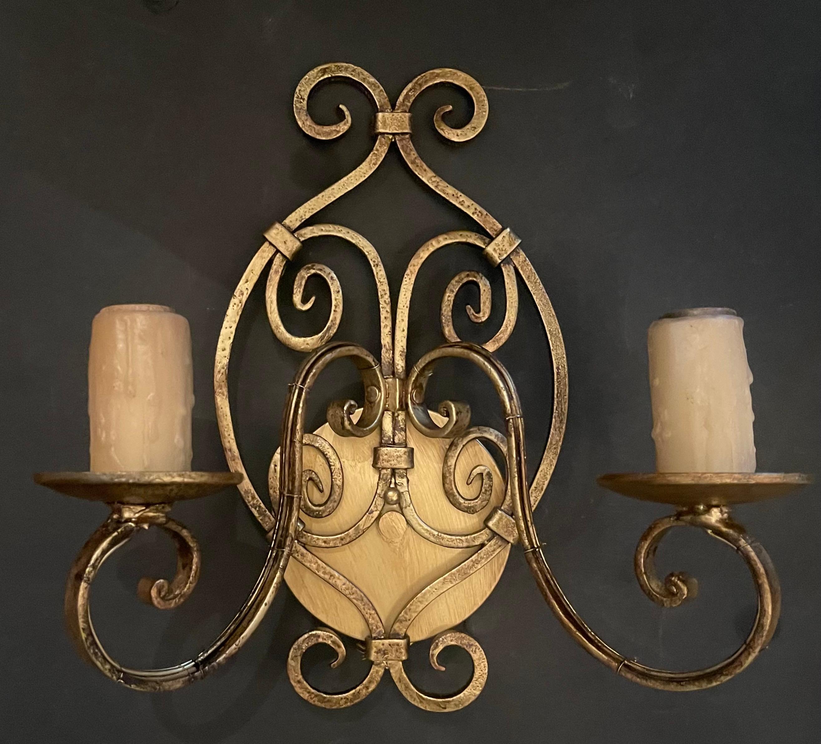 Maravillosa Pareja De Lámparas De Pared Edison De Hierro Forjado Dorado Forjadas A Mano Con Deslizadores De Cera