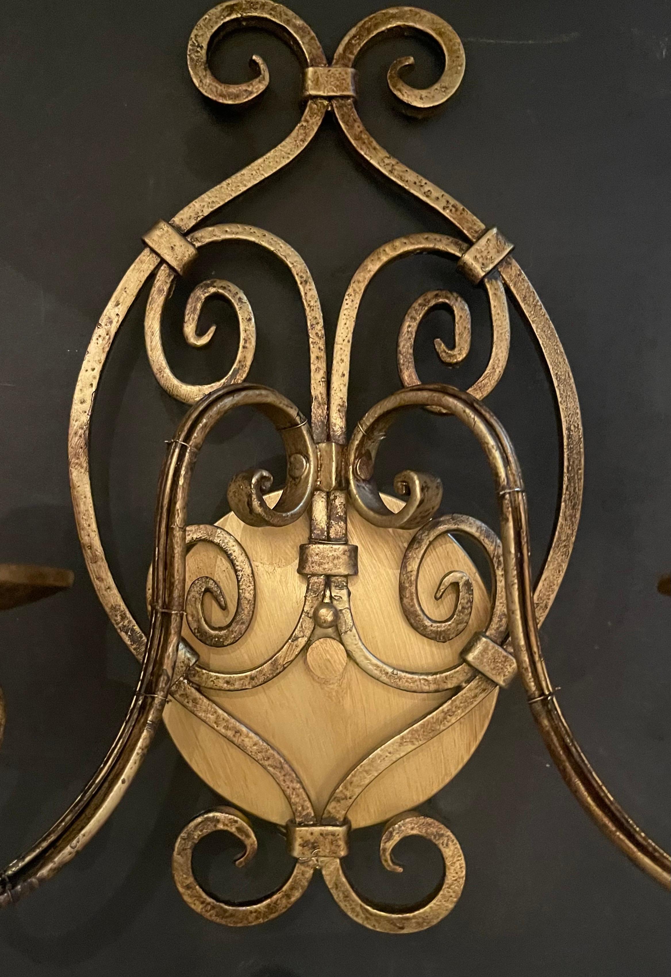 Maravilloso Par de Lámparas de Hierro Forjado a Mano y Dorado en Bueno estado para la venta en Roslyn, NY