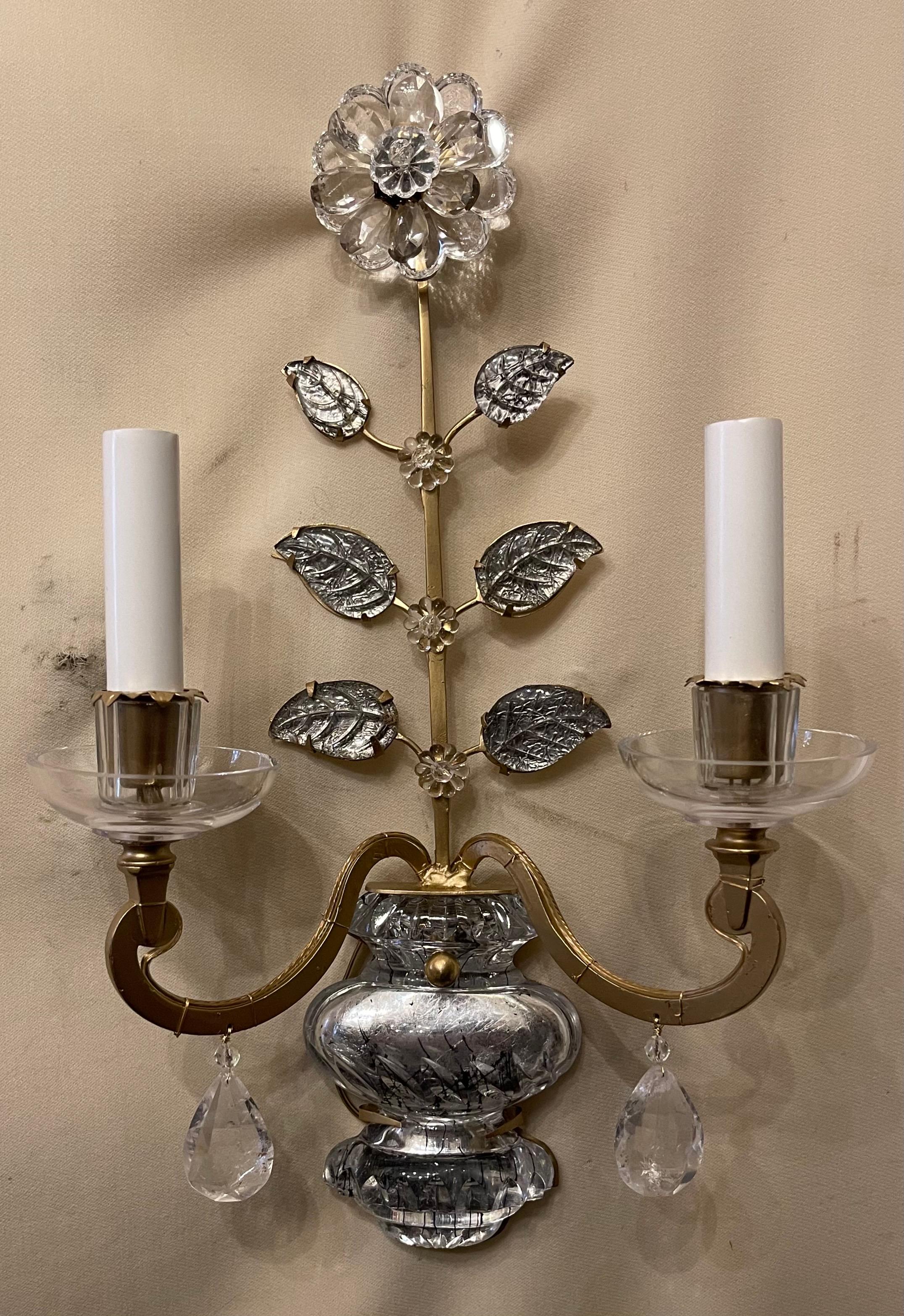 Meravigliosa coppia di lampade d'epoca dorate con gocce di cristallo di rocca a forma di bouquet di foglie e fiori sopra un'urna, nel modo e nello stile della Maison Baguès
Ognuno di essi è stato ricablato con nuove prese a candelabro
