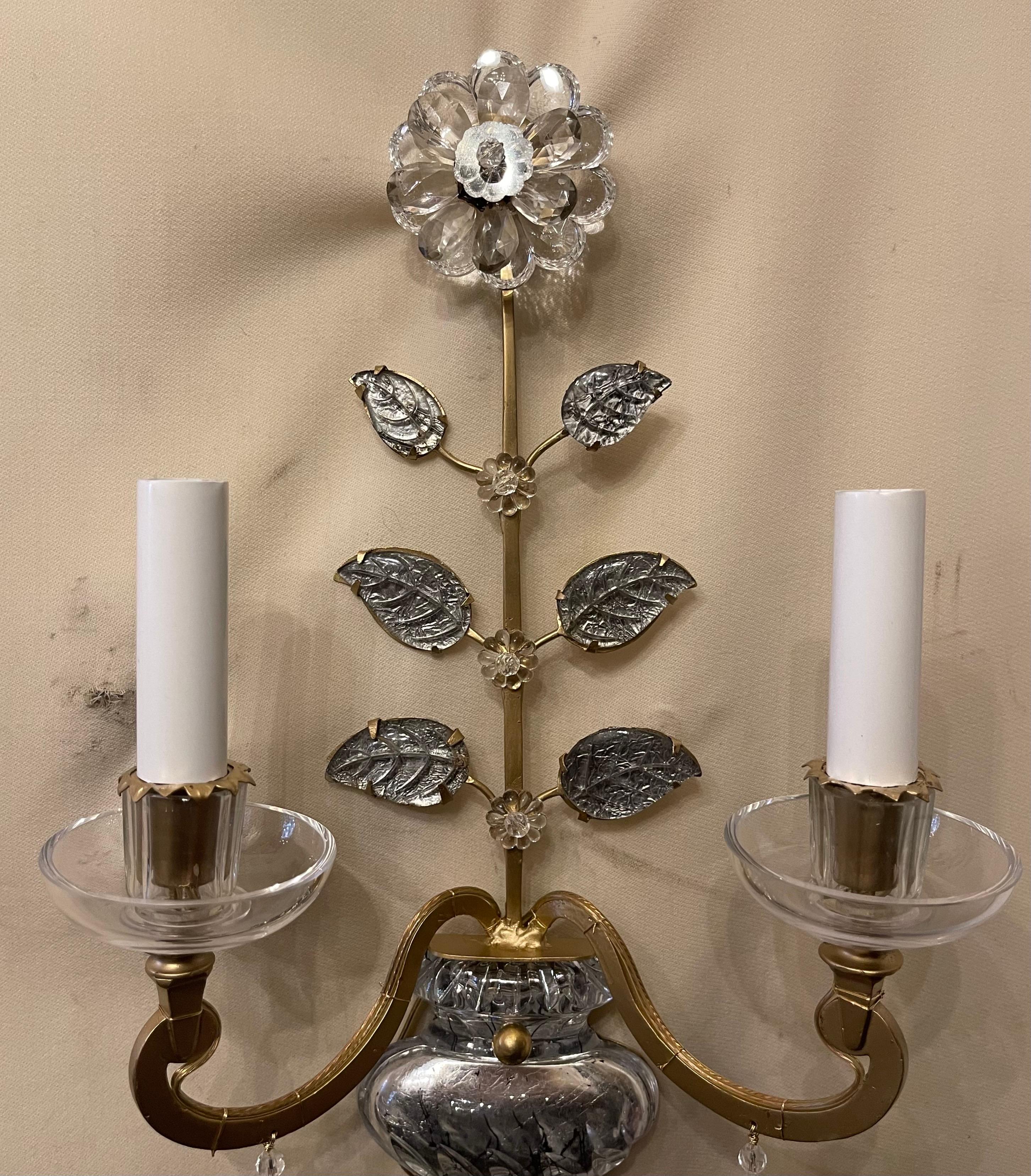 Meravigliosa coppia di lampade dorate in cristallo di rocca con bouquet di foglie e fiori Maison Baguès In condizioni buone in vendita a Roslyn, NY