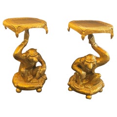 Wunderschönes Paar Blattgold geschnitzte Holzaffene Affen in voller Figur, ruhende Kissentische