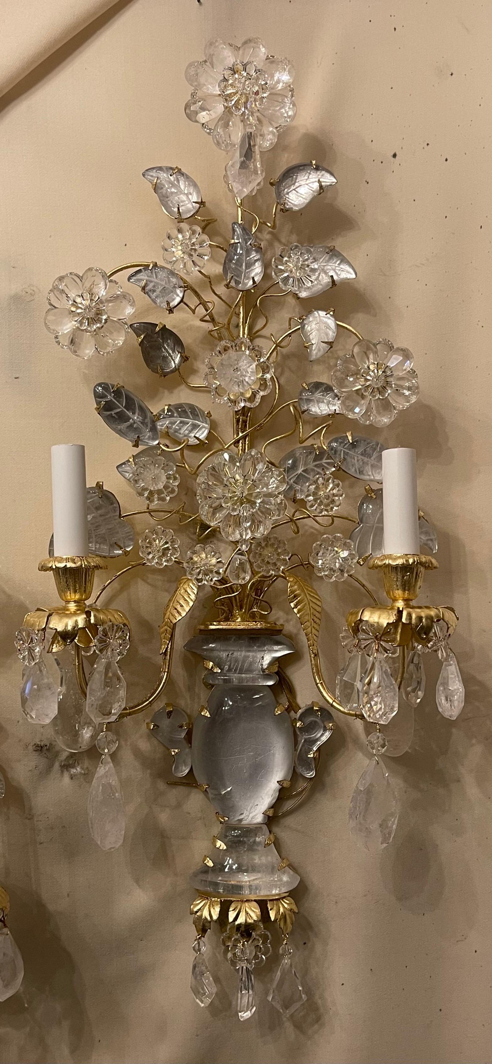 Magnifique paire d'appliques italiennes en cristal de roche de style Baguès en forme d'urne et de panier de fleurs, vendue par Nestlé NYC.
Entièrement refait avec de nouvelles prises et un nouveau câblage.