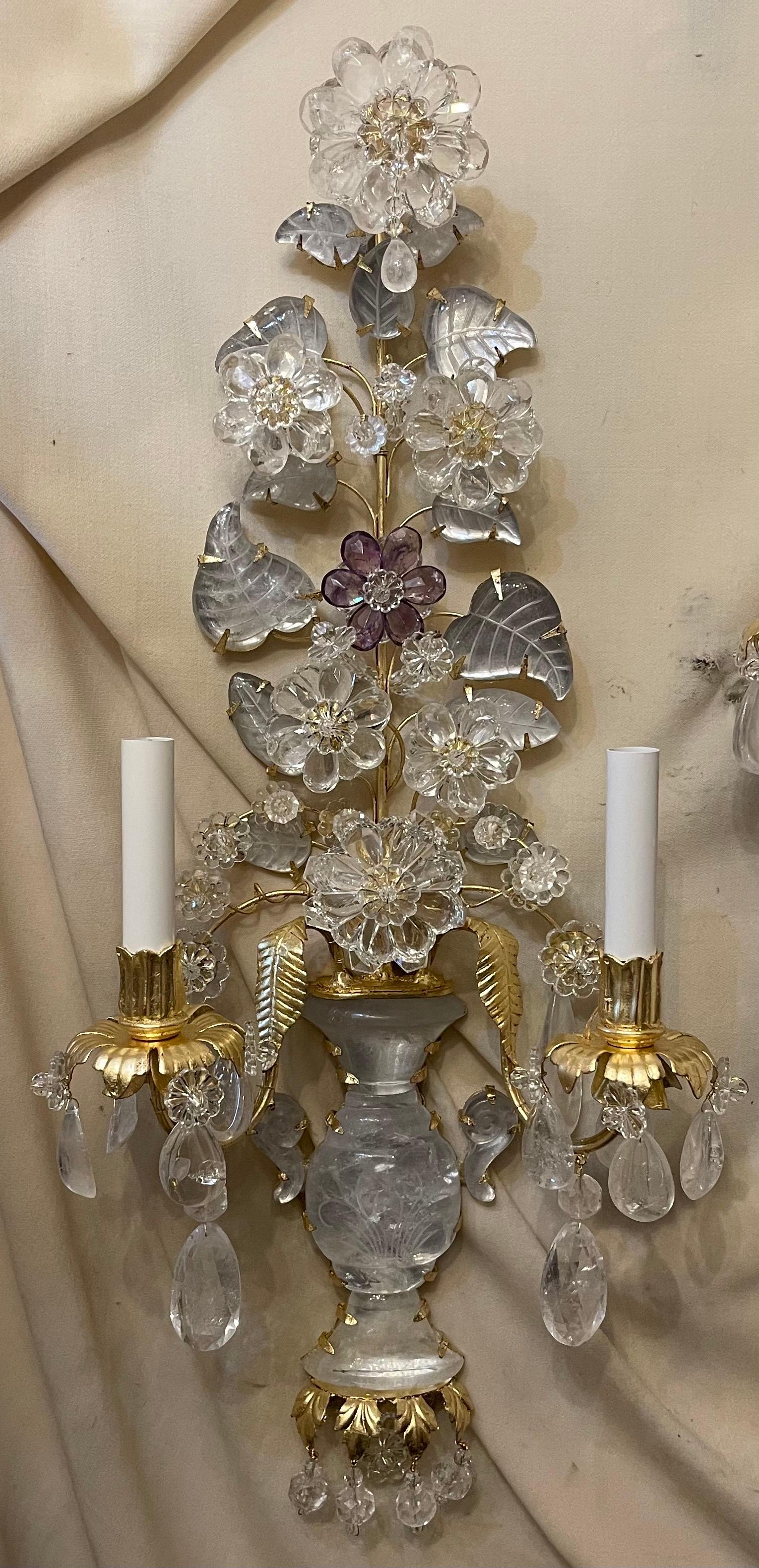 Merveilleuse paire d'appliques Baguès en cristal de roche italien en forme d'urne avec des fleurs d'améthyste vendues par Nestle NYC Ces magnifiques appliques ont été recâblées avec de nouvelles douilles de candélabre. 