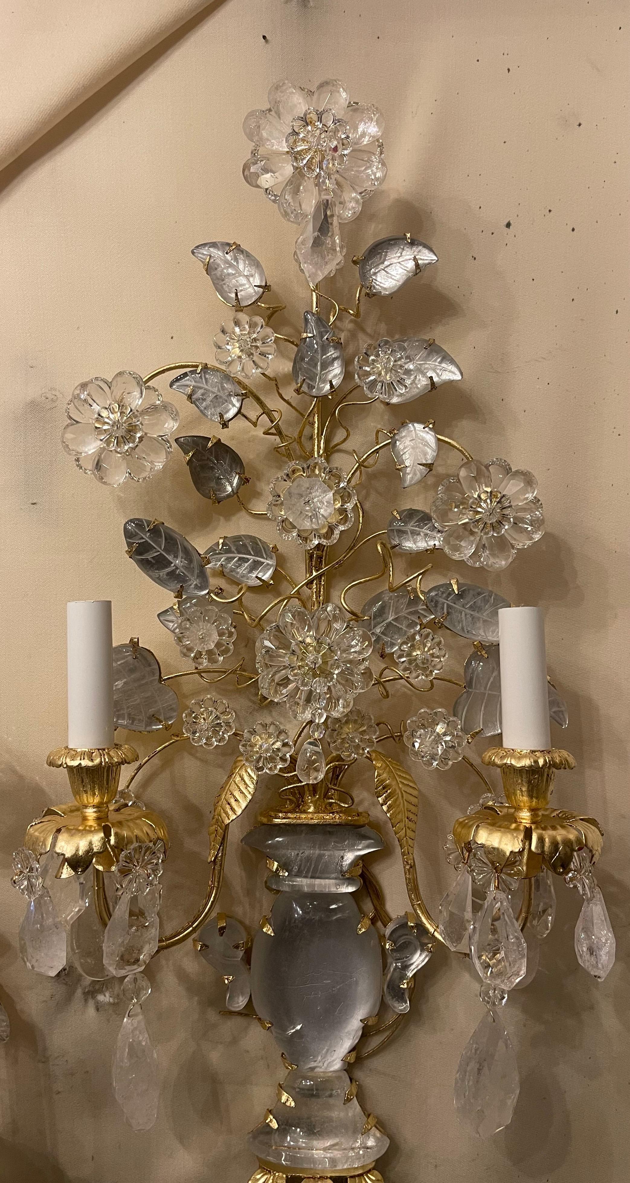 Mid-Century Modern Merveilleuse paire d'appliques italiennes en cristal de roche Baguès Urn Flower Form Nestle Sconces en vente