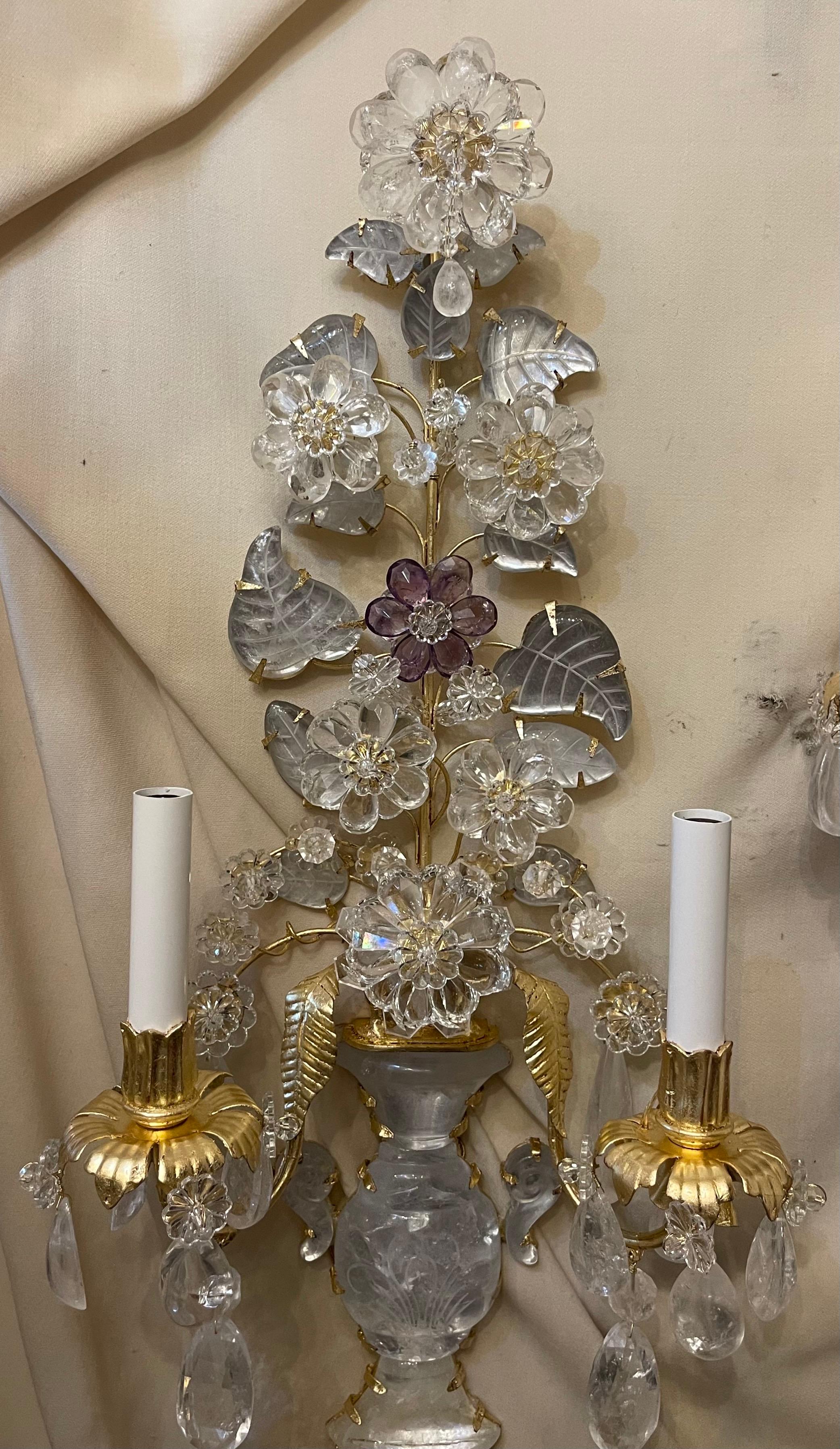 Belle Époque Merveilleuse paire d'appliques italiennes en cristal de roche Baguès Urn Flower Form Nestle Sconces en vente