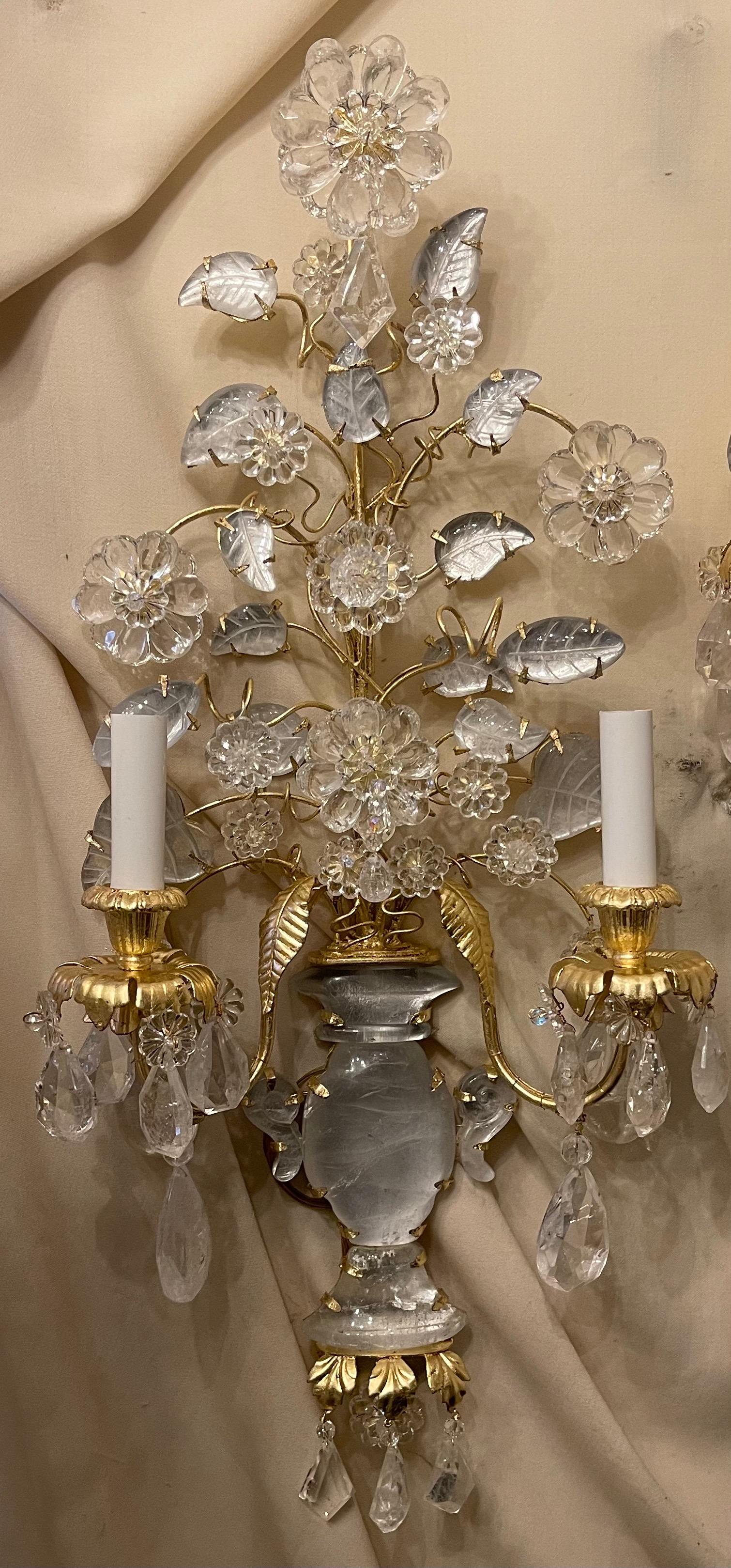 Doré Merveilleuse paire d'appliques italiennes en cristal de roche Baguès Urn Flower Form Nestle Sconces en vente