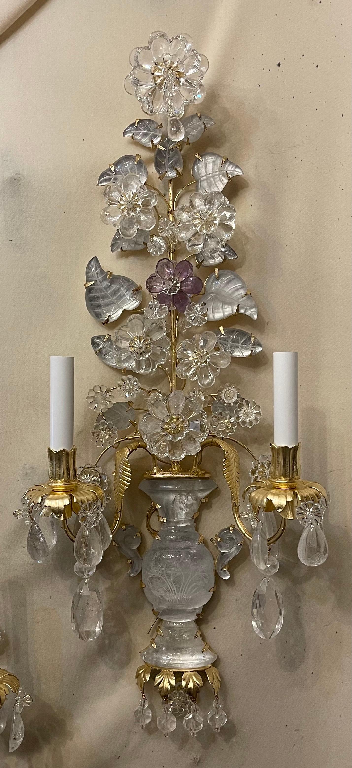 Doré Merveilleuse paire d'appliques italiennes en cristal de roche Baguès Urn Flower Form Nestle Sconces en vente