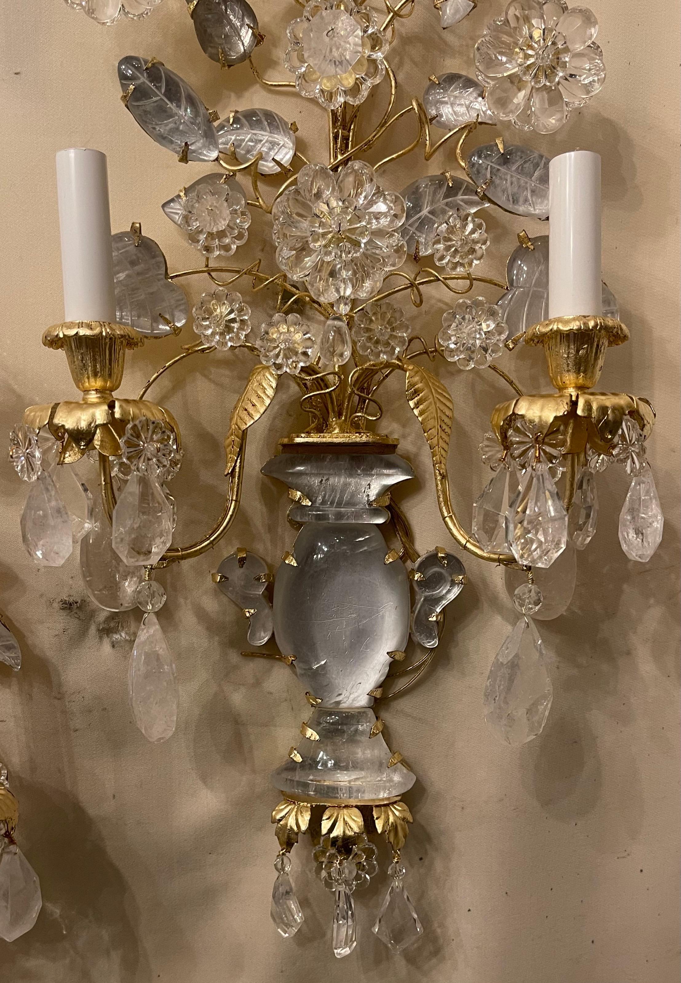 Merveilleuse paire d'appliques italiennes en cristal de roche Baguès Urn Flower Form Nestle Sconces Bon état - En vente à Roslyn, NY