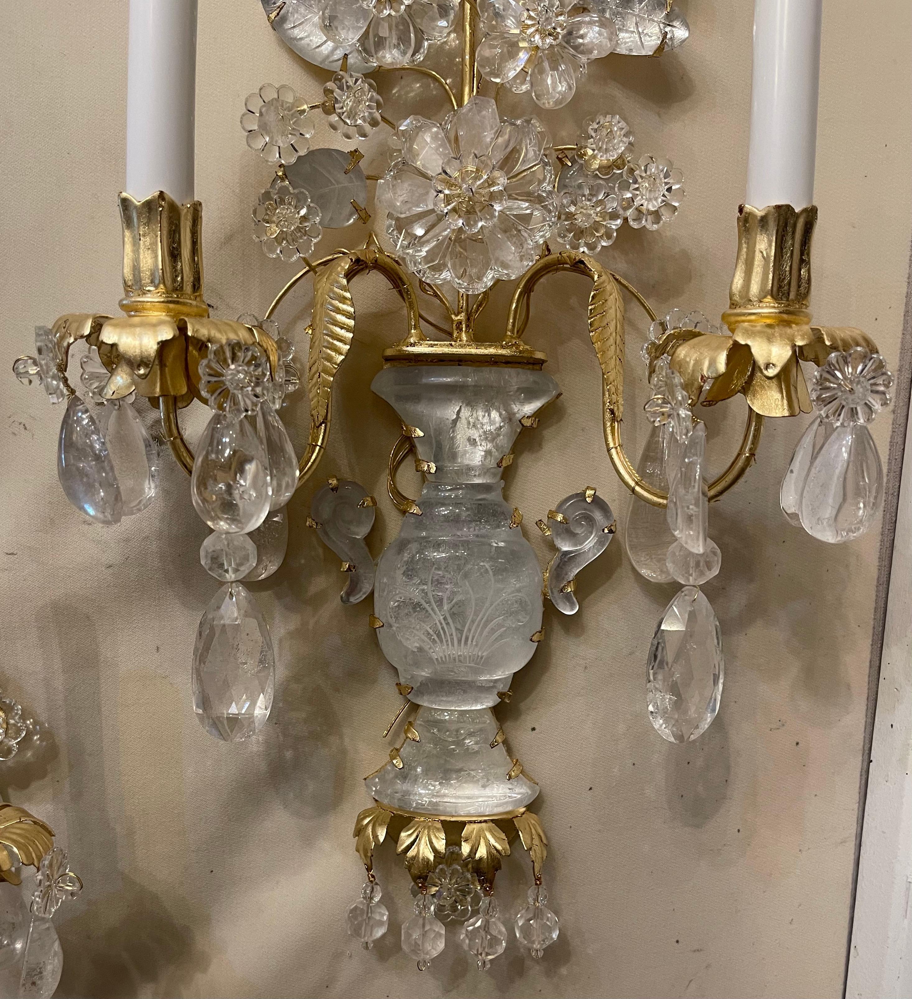 Merveilleuse paire d'appliques italiennes en cristal de roche Baguès Urn Flower Form Nestle Sconces Bon état - En vente à Roslyn, NY